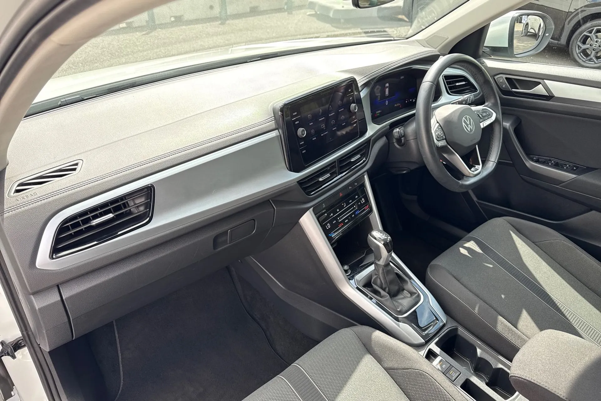 VOLKSWAGEN T-ROC thumbnail image number 18