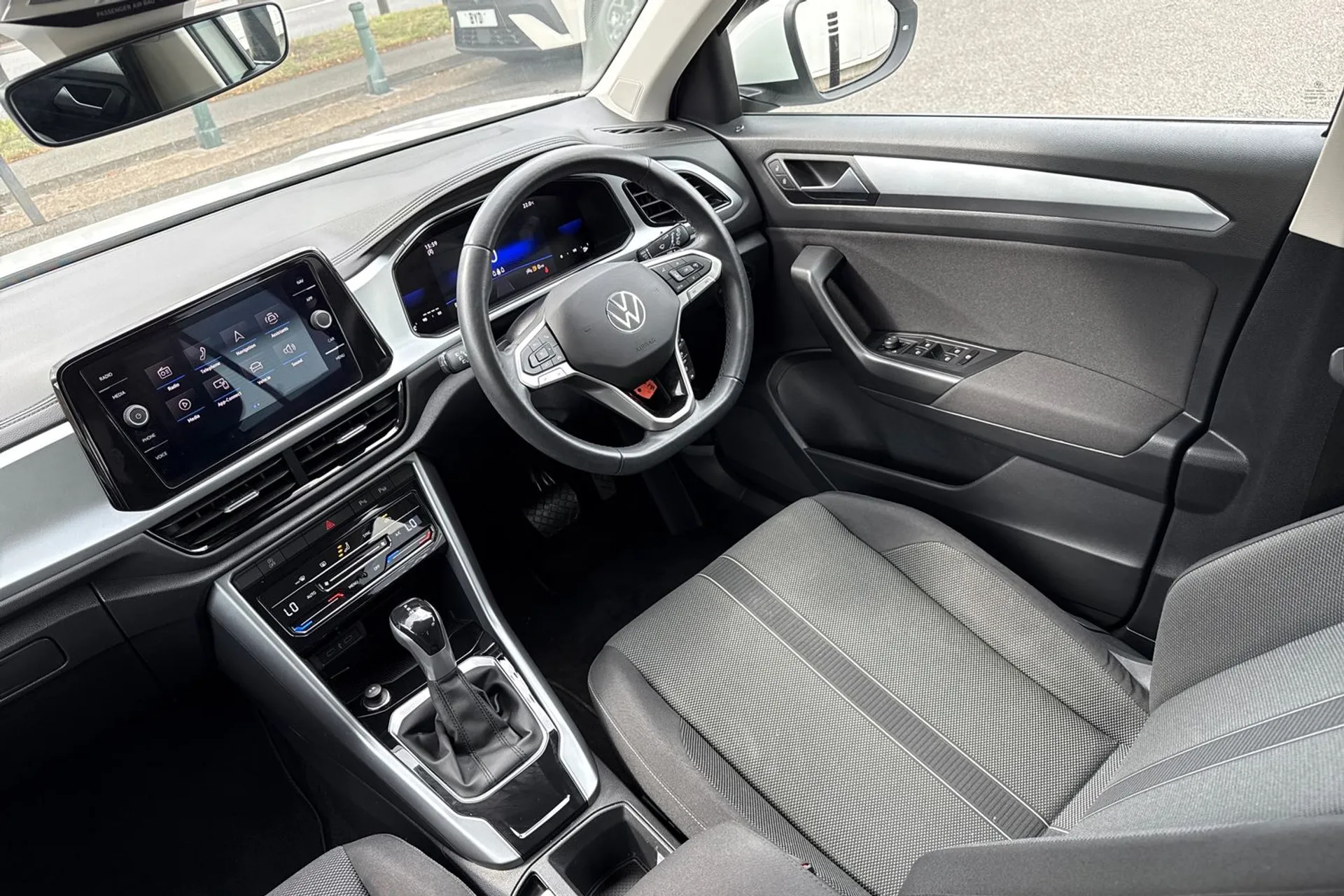 VOLKSWAGEN T-ROC thumbnail image number 41