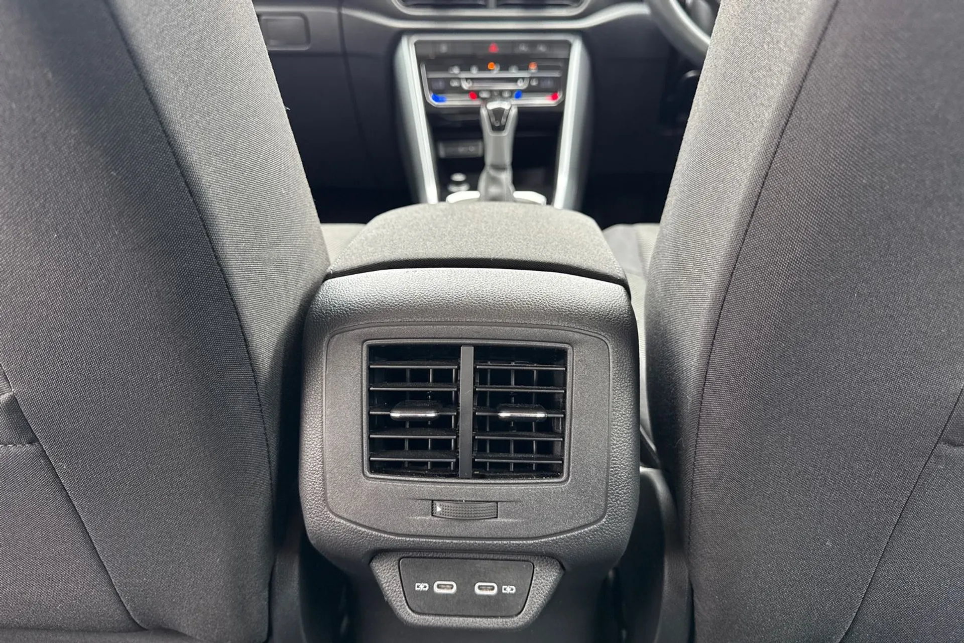 VOLKSWAGEN T-ROC thumbnail image number 28
