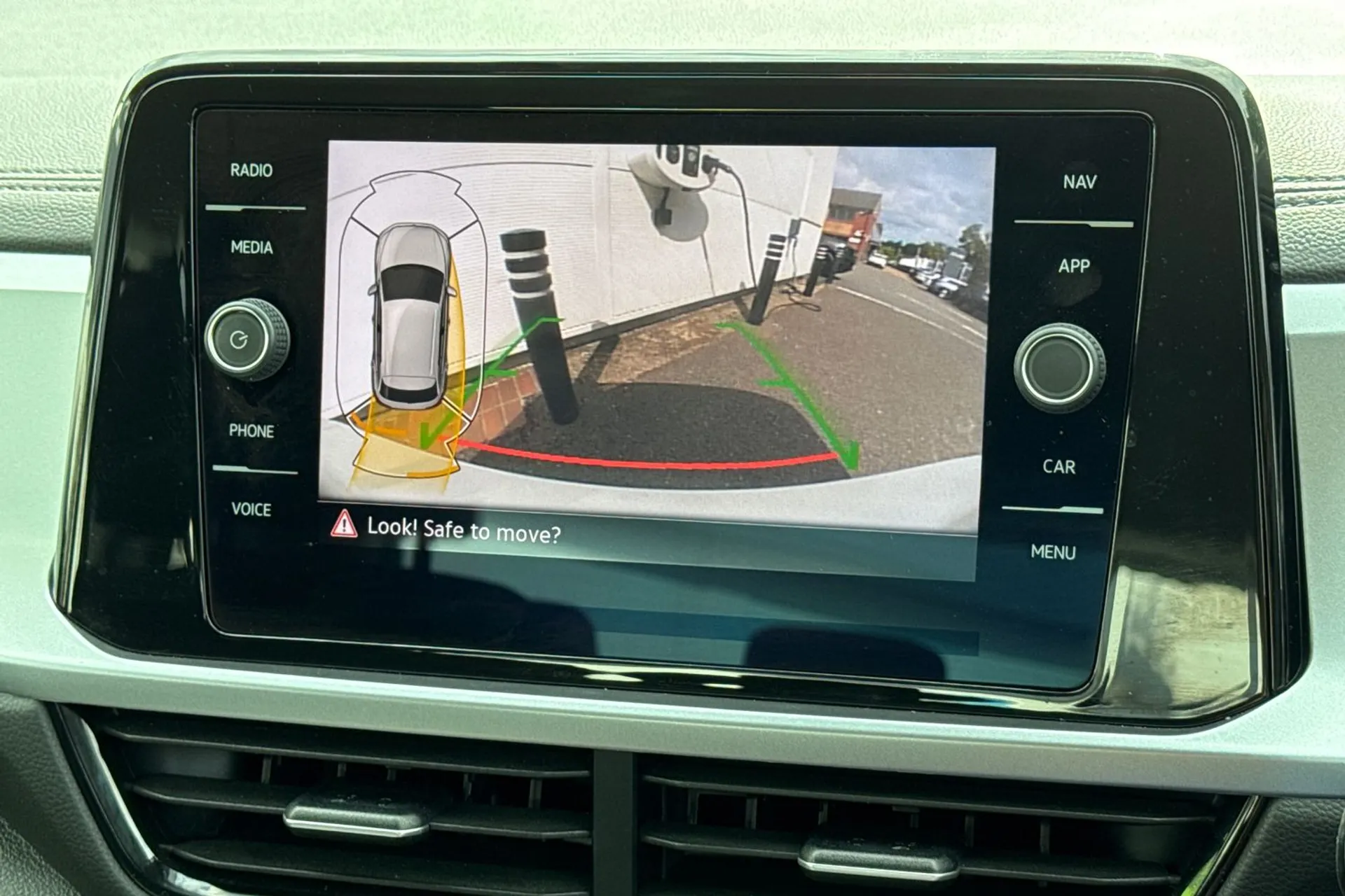 VOLKSWAGEN T-ROC thumbnail image number 5