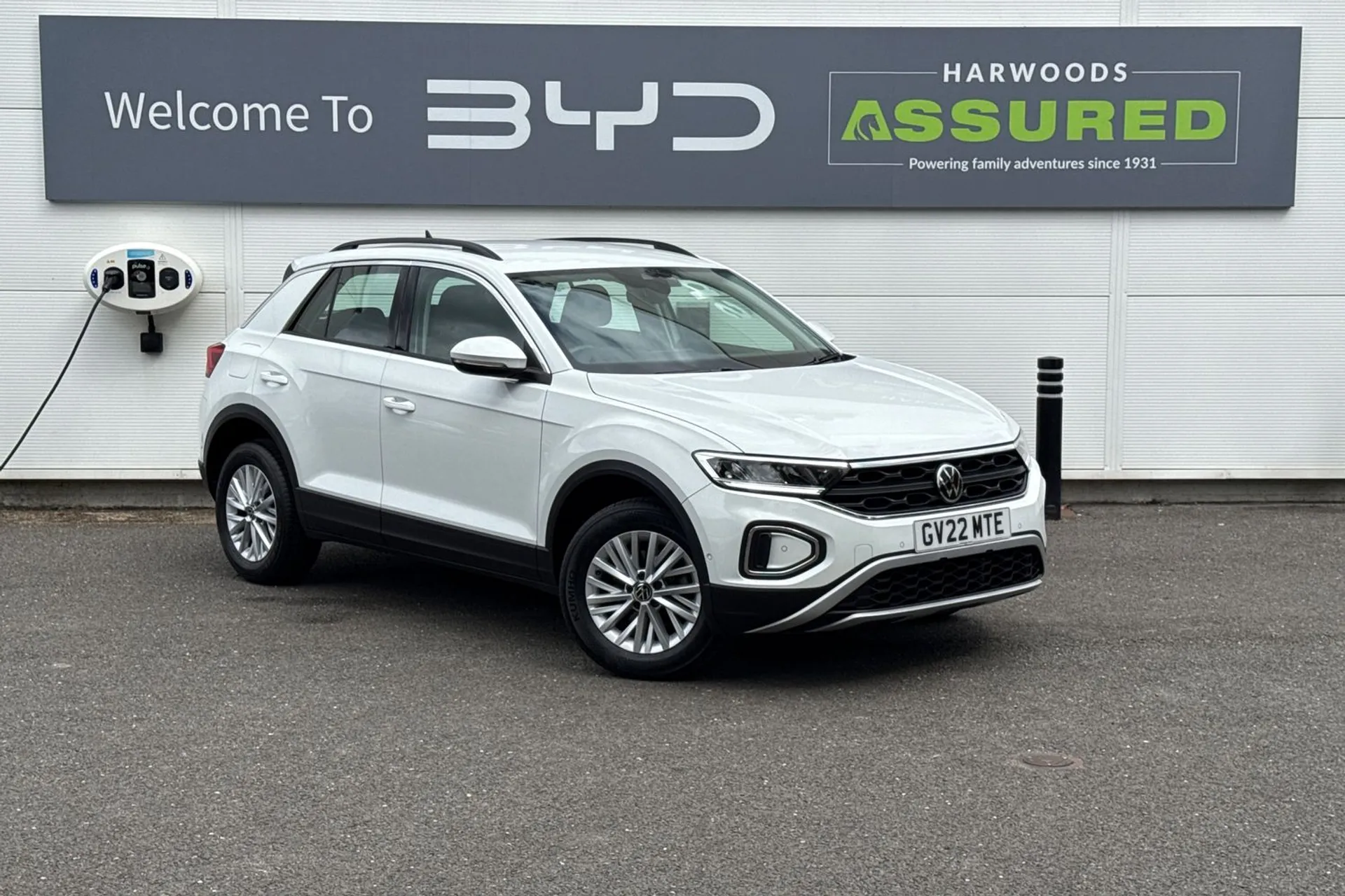 VOLKSWAGEN T-ROC focused image