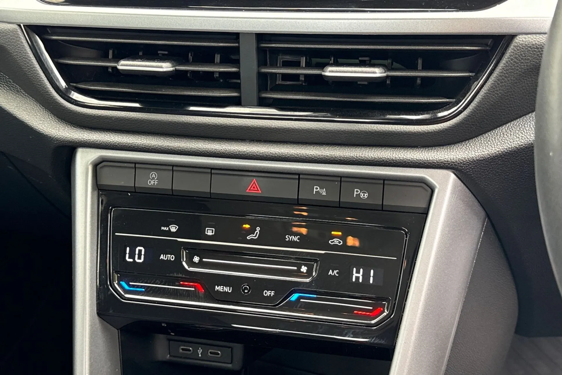 VOLKSWAGEN T-ROC thumbnail image number 49