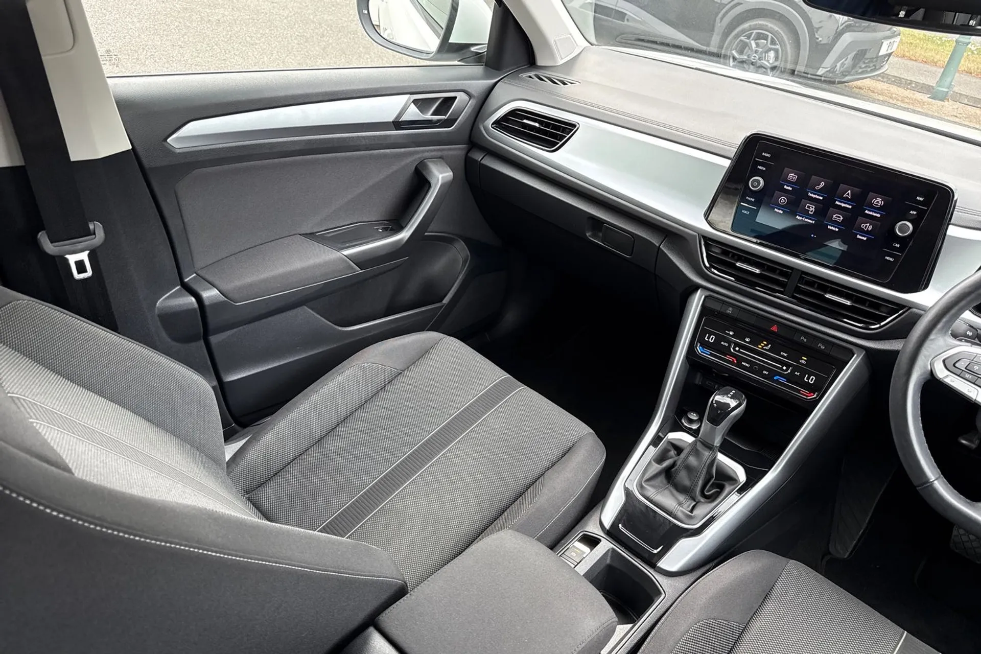 VOLKSWAGEN T-ROC thumbnail image number 39