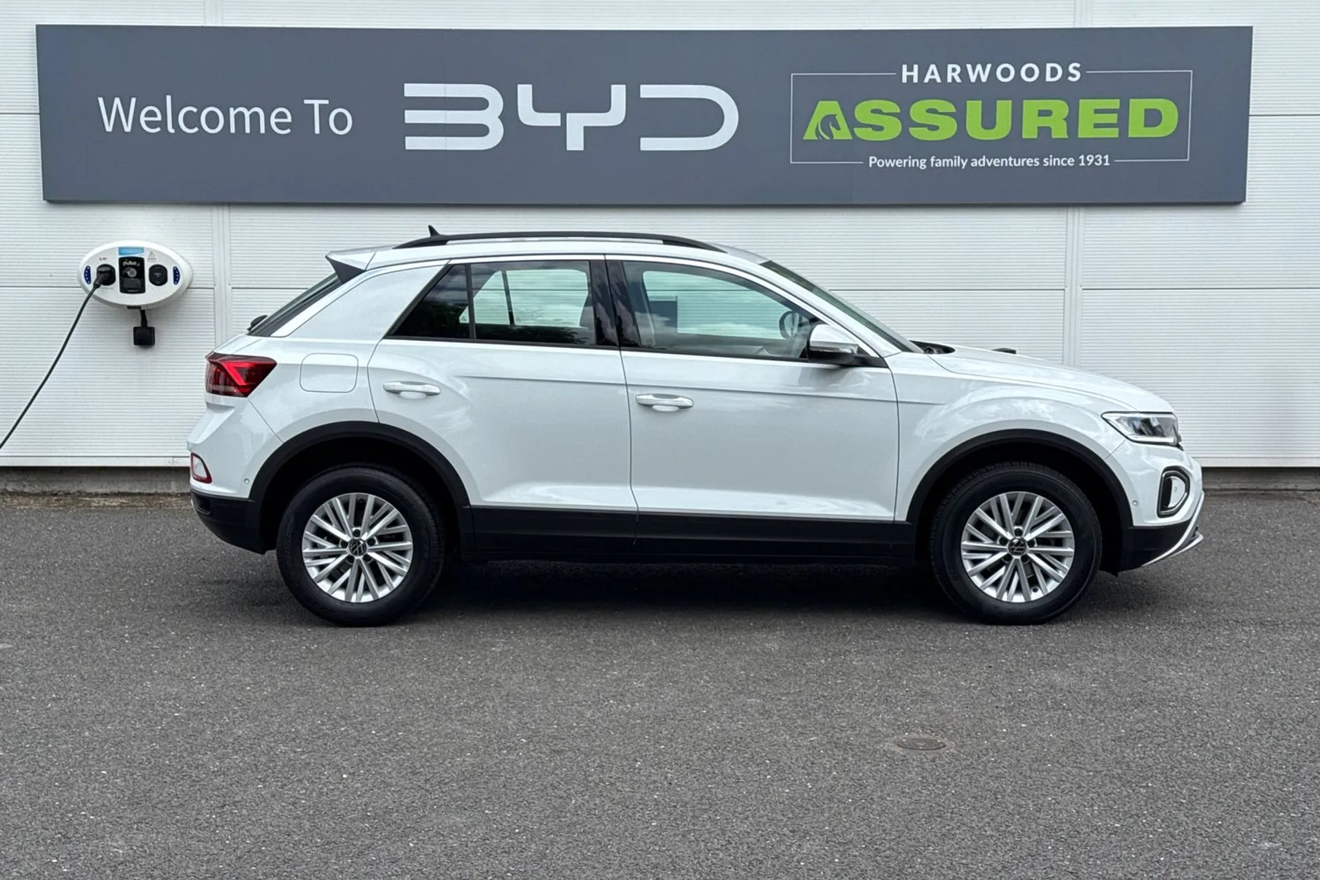 VOLKSWAGEN T-ROC thumbnail image number 2
