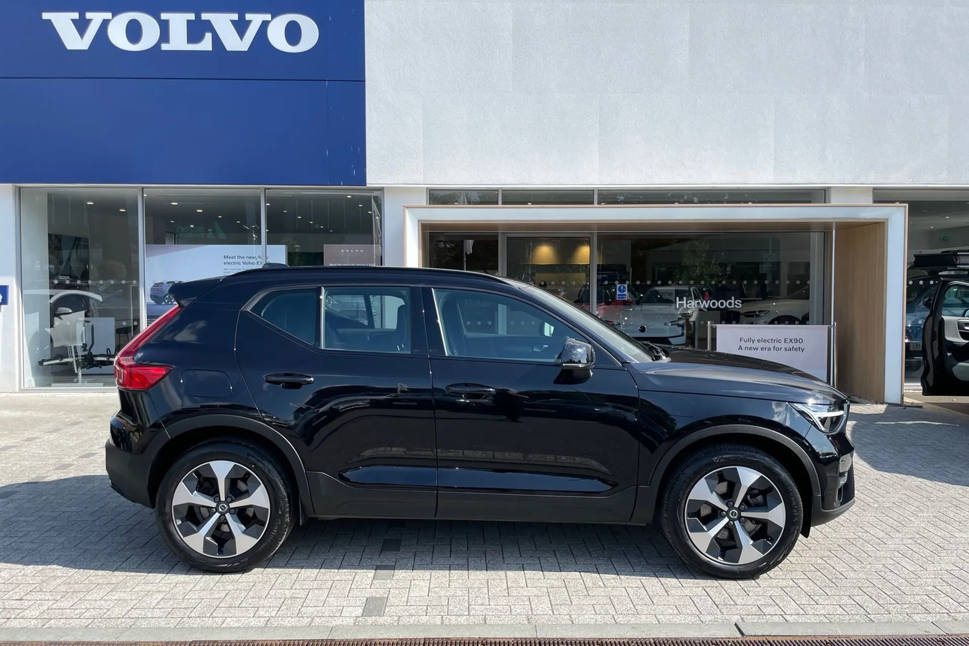 Volvo XC40 thumbnail image number 2