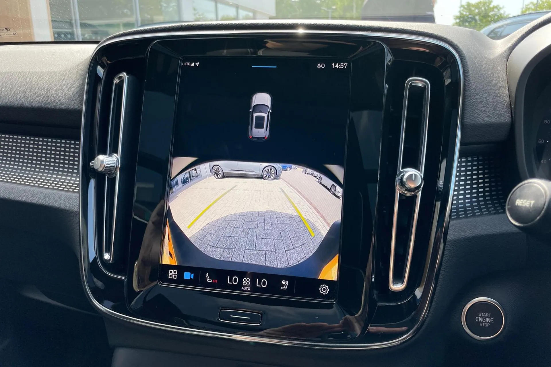 Volvo XC40 thumbnail image number 4