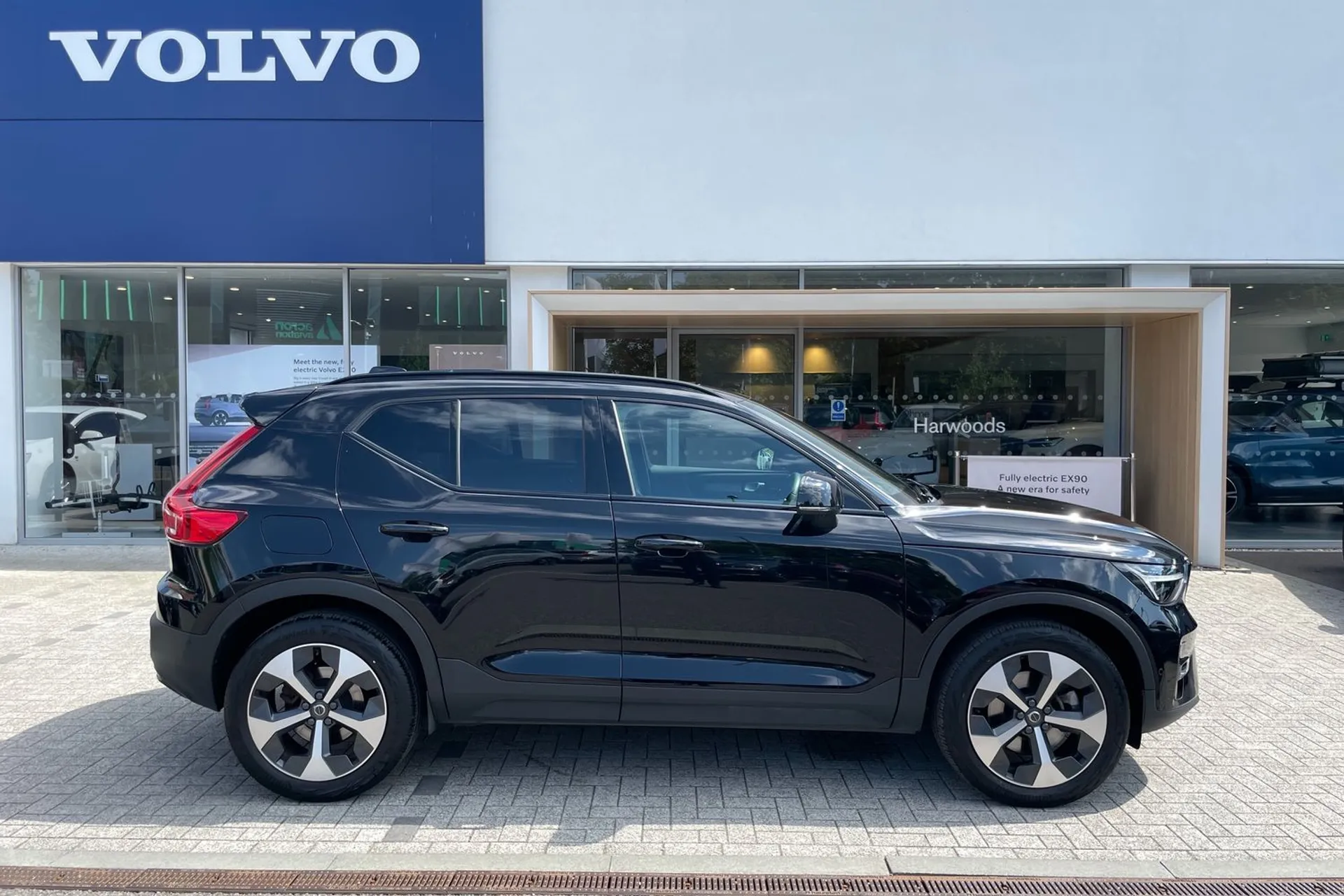 Volvo XC40 thumbnail image number 2