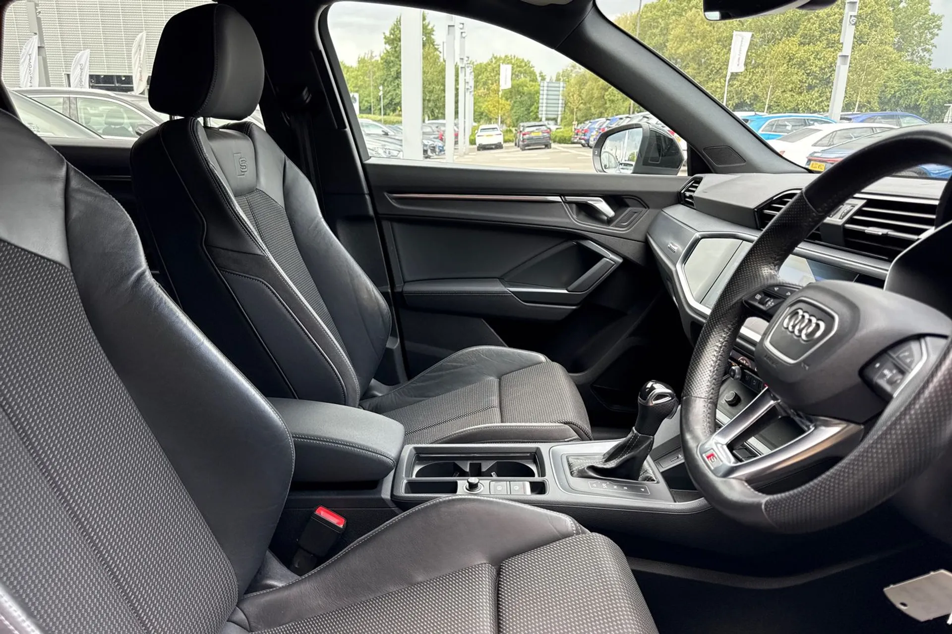 Audi Q3 thumbnail image number 26