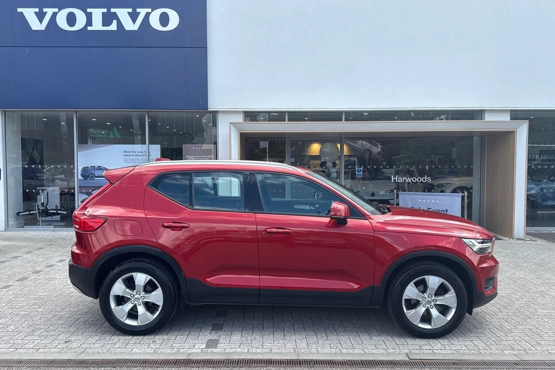 Volvo XC40 thumbnail image number 2