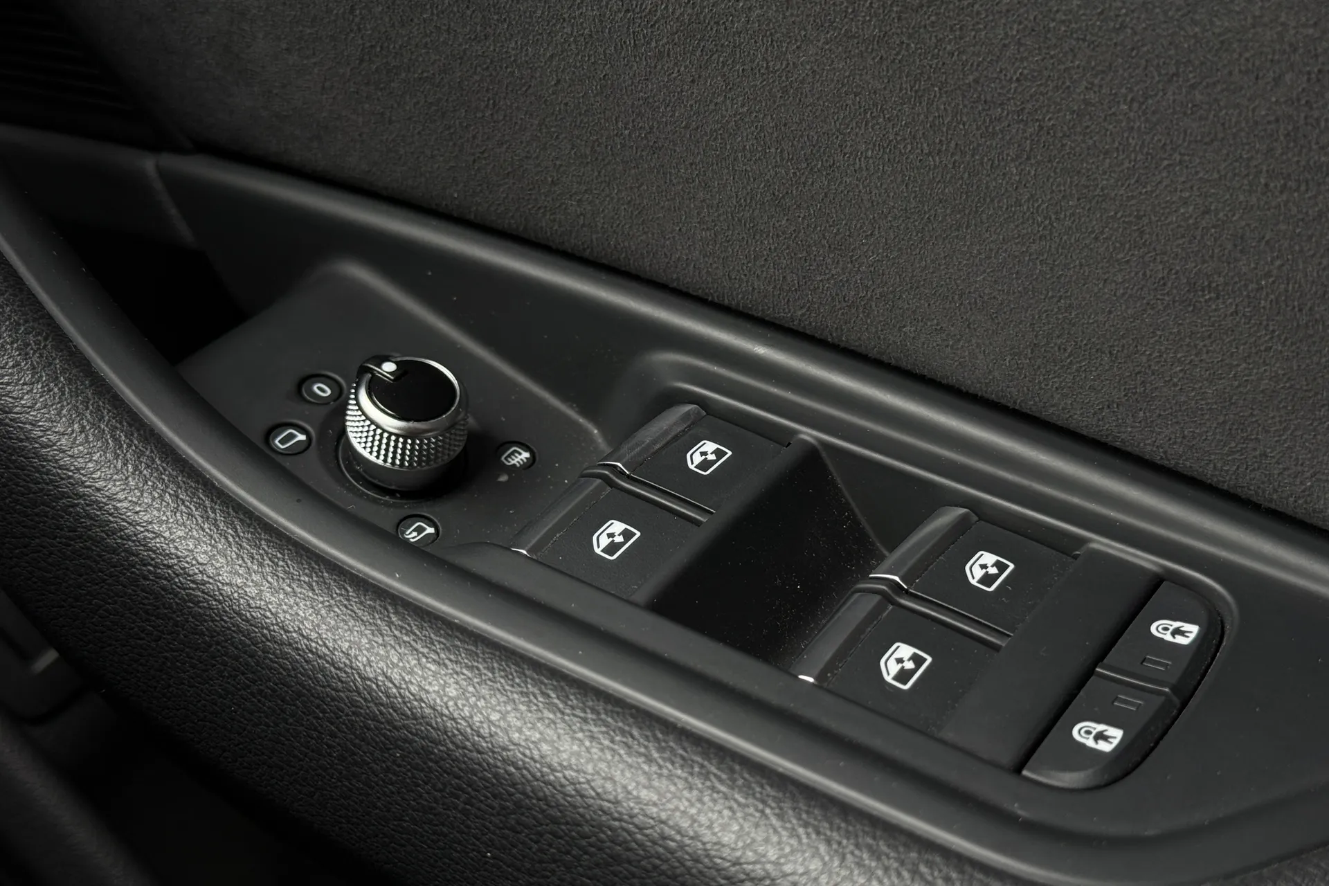 Audi A4 thumbnail image number 35