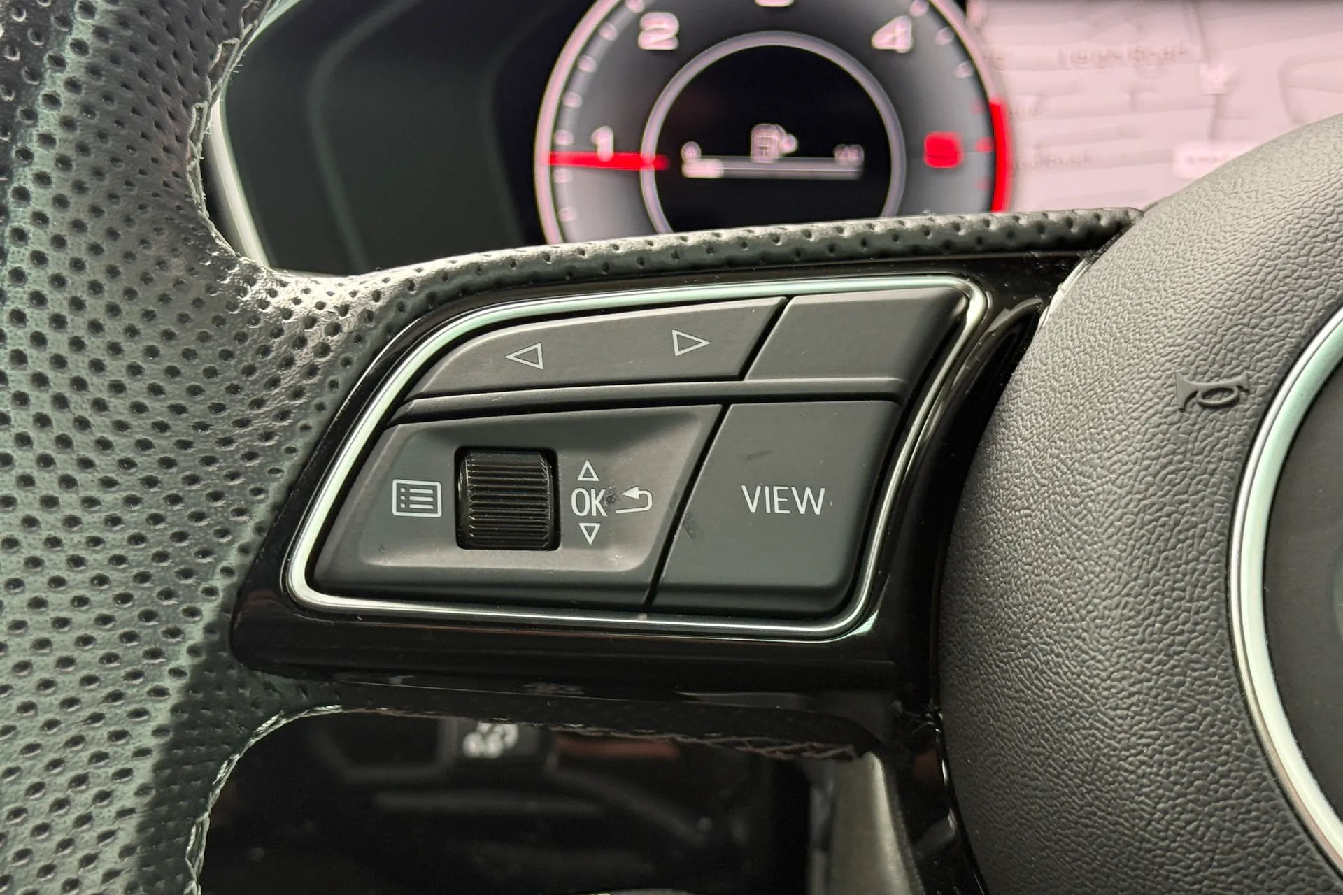 Audi A4 thumbnail image number 15