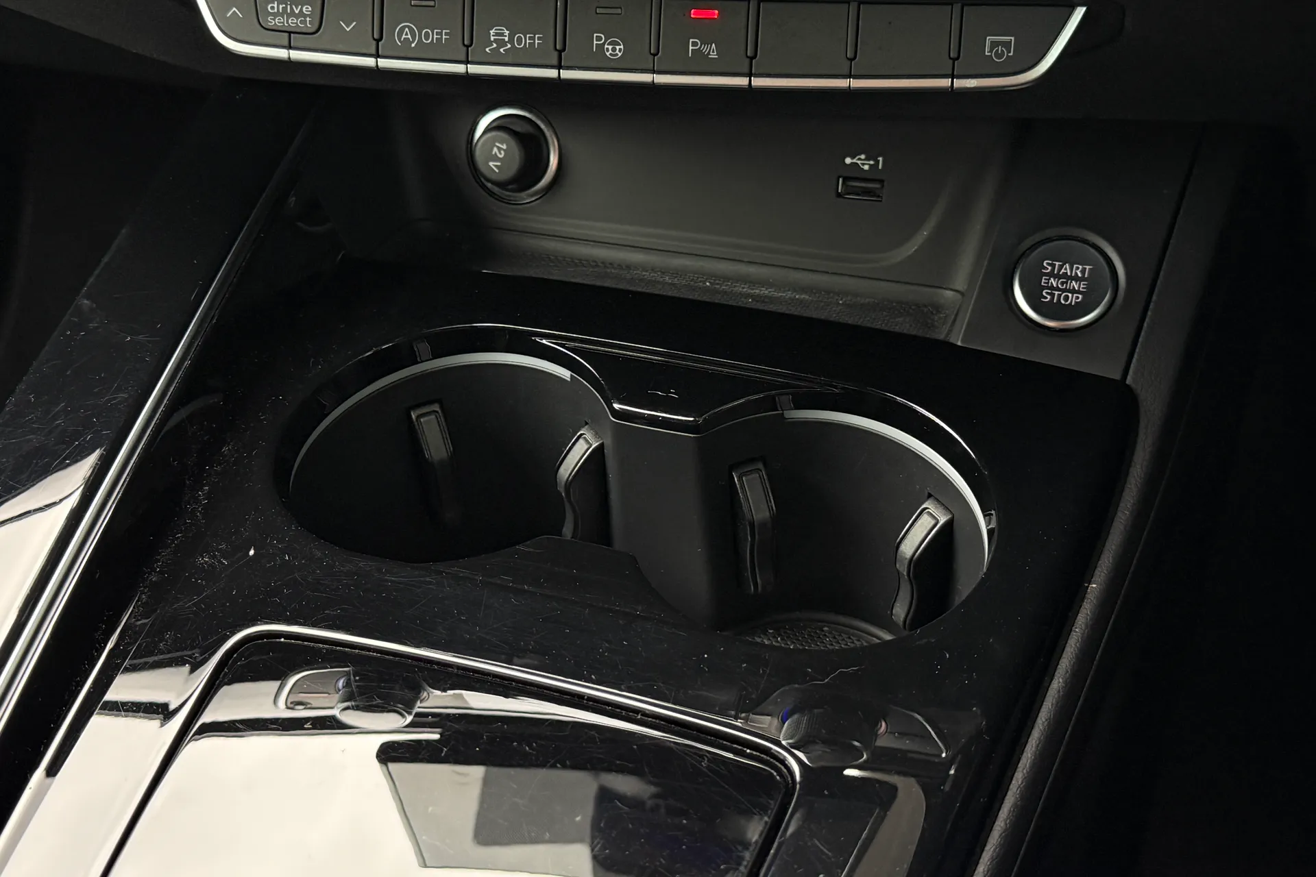 Audi A4 thumbnail image number 25
