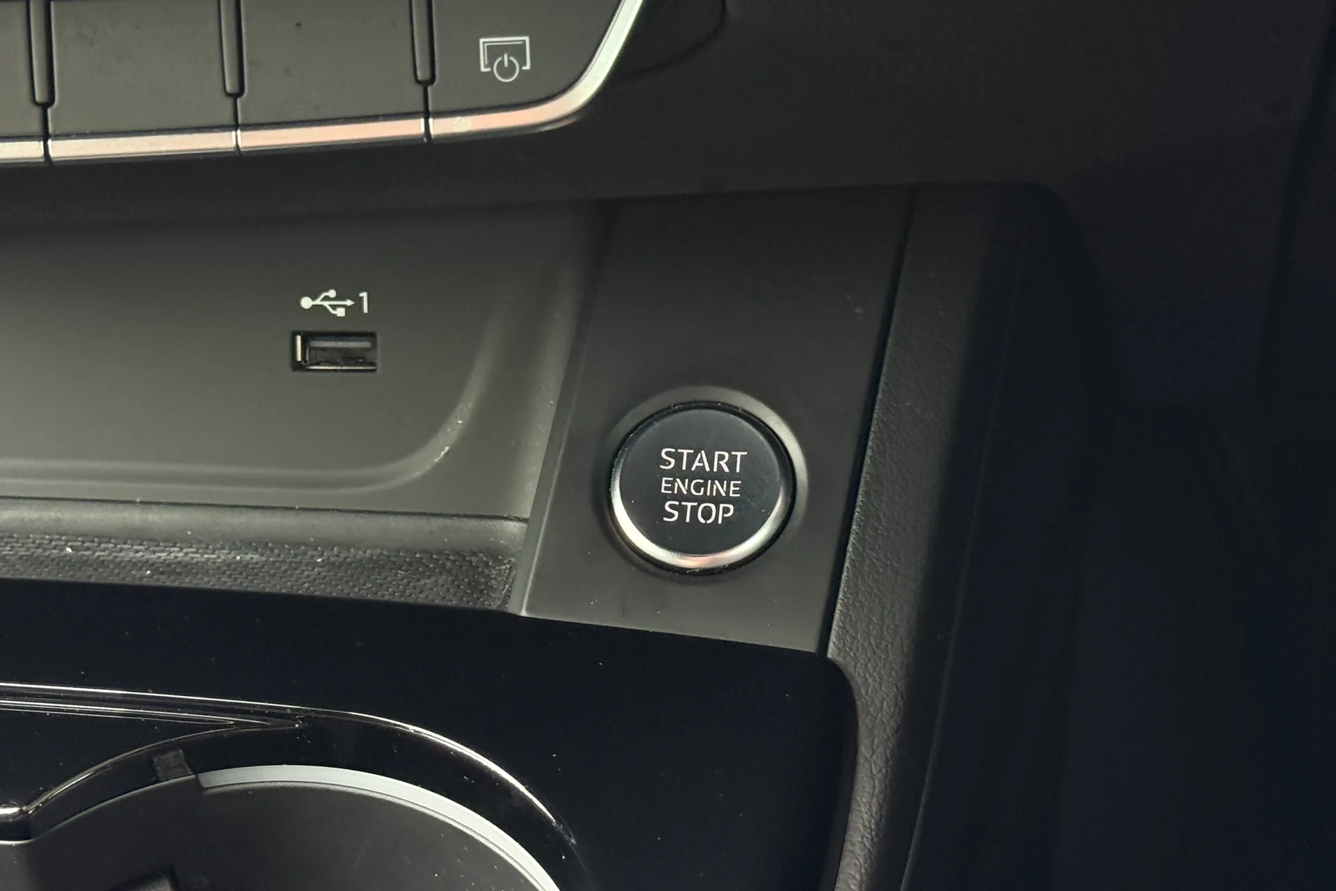 Audi A4 thumbnail image number 24