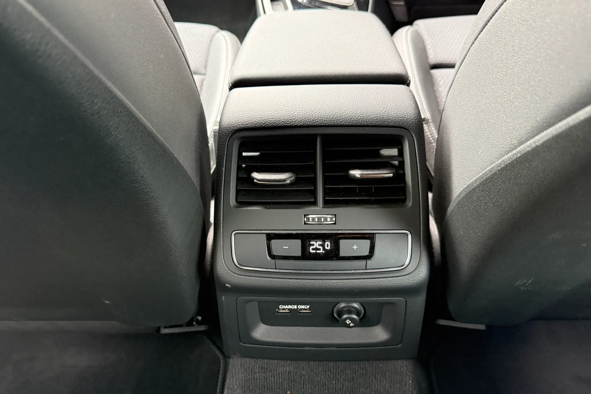 Audi A4 thumbnail image number 43