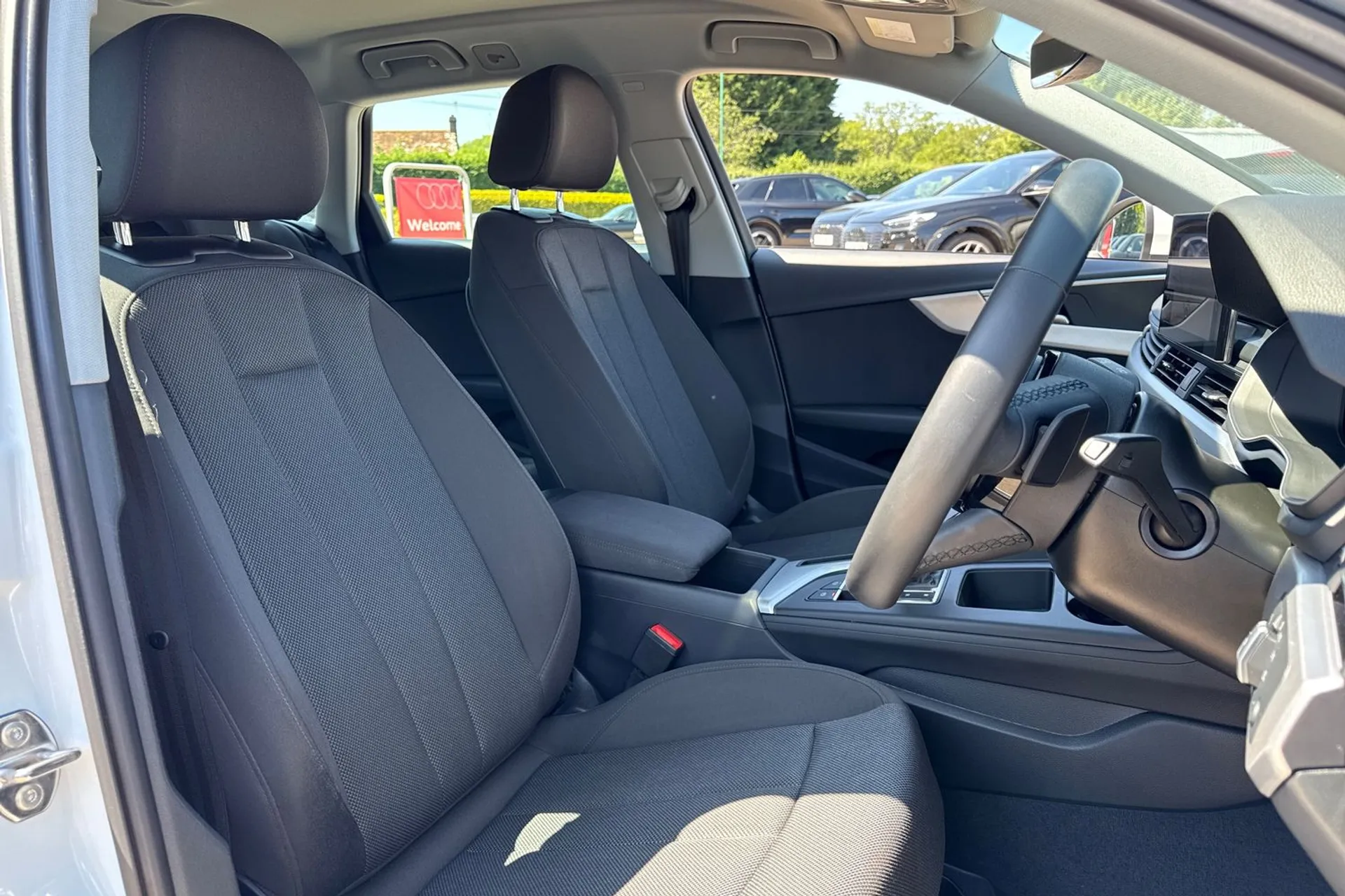 Audi A4 thumbnail image number 25