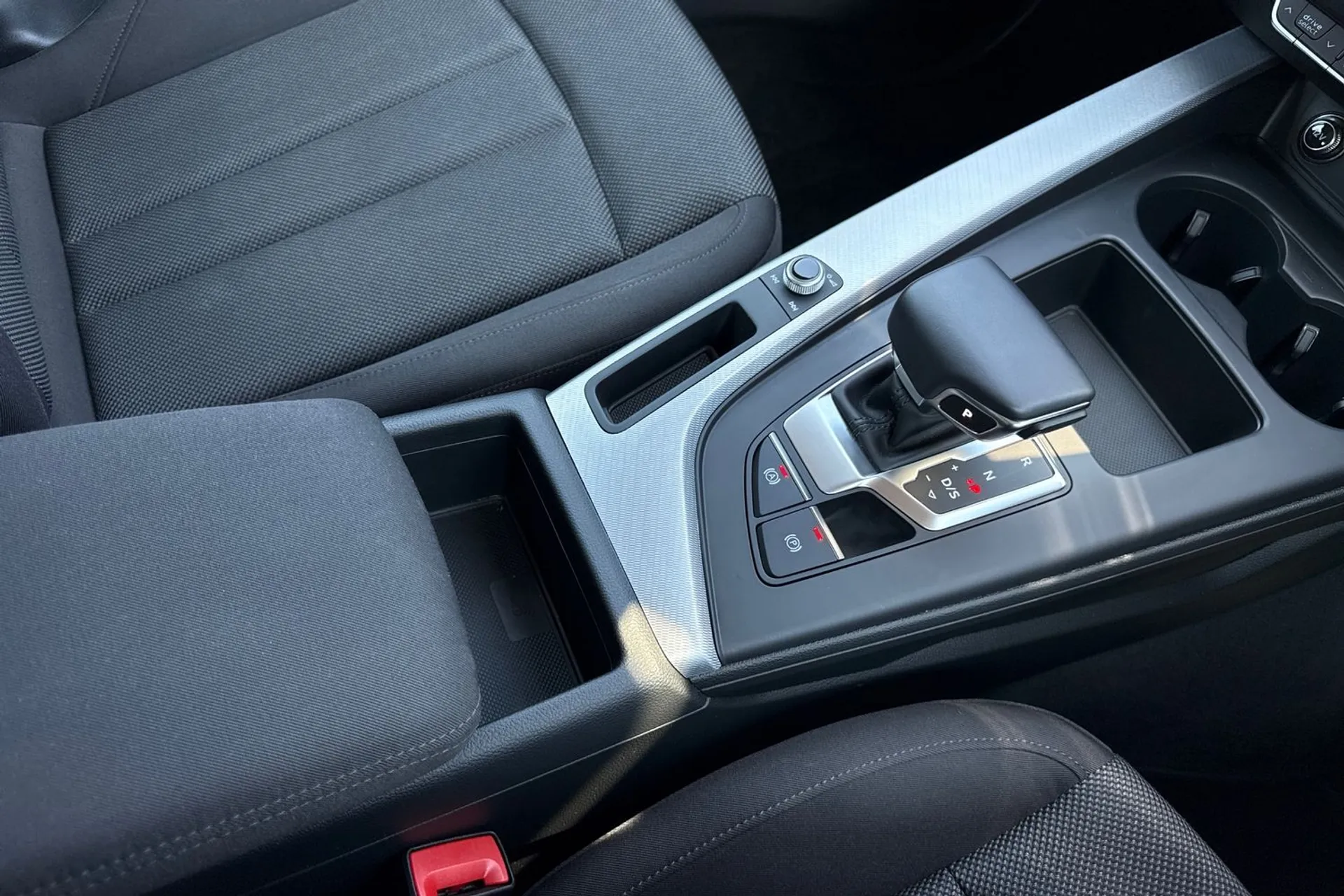 Audi A4 thumbnail image number 33