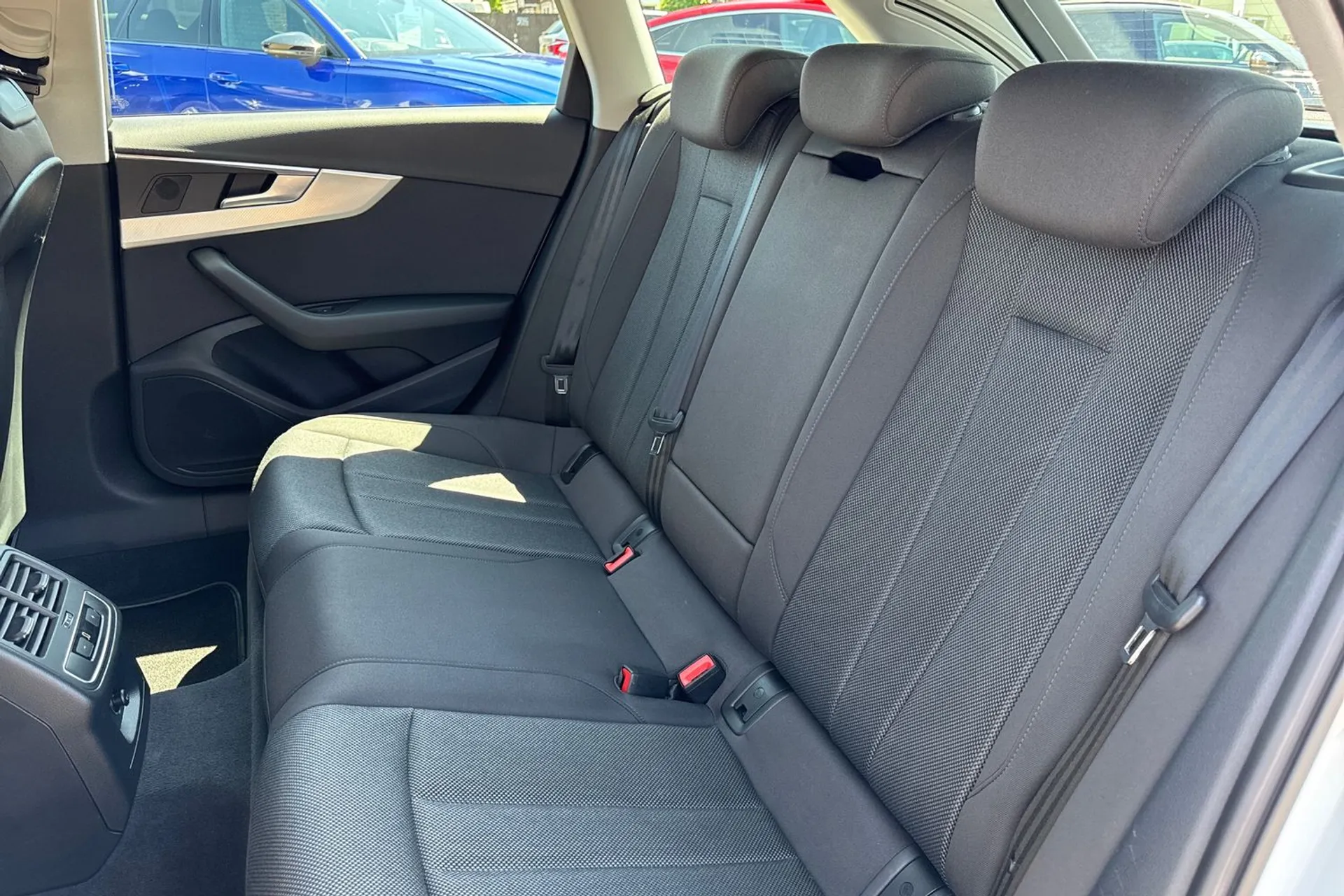 Audi A4 thumbnail image number 37