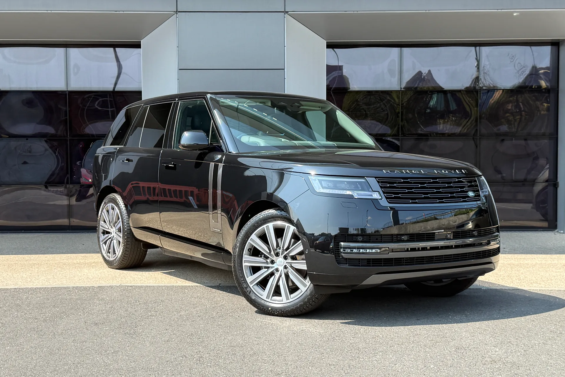 LAND ROVER RANGE ROVER focused image