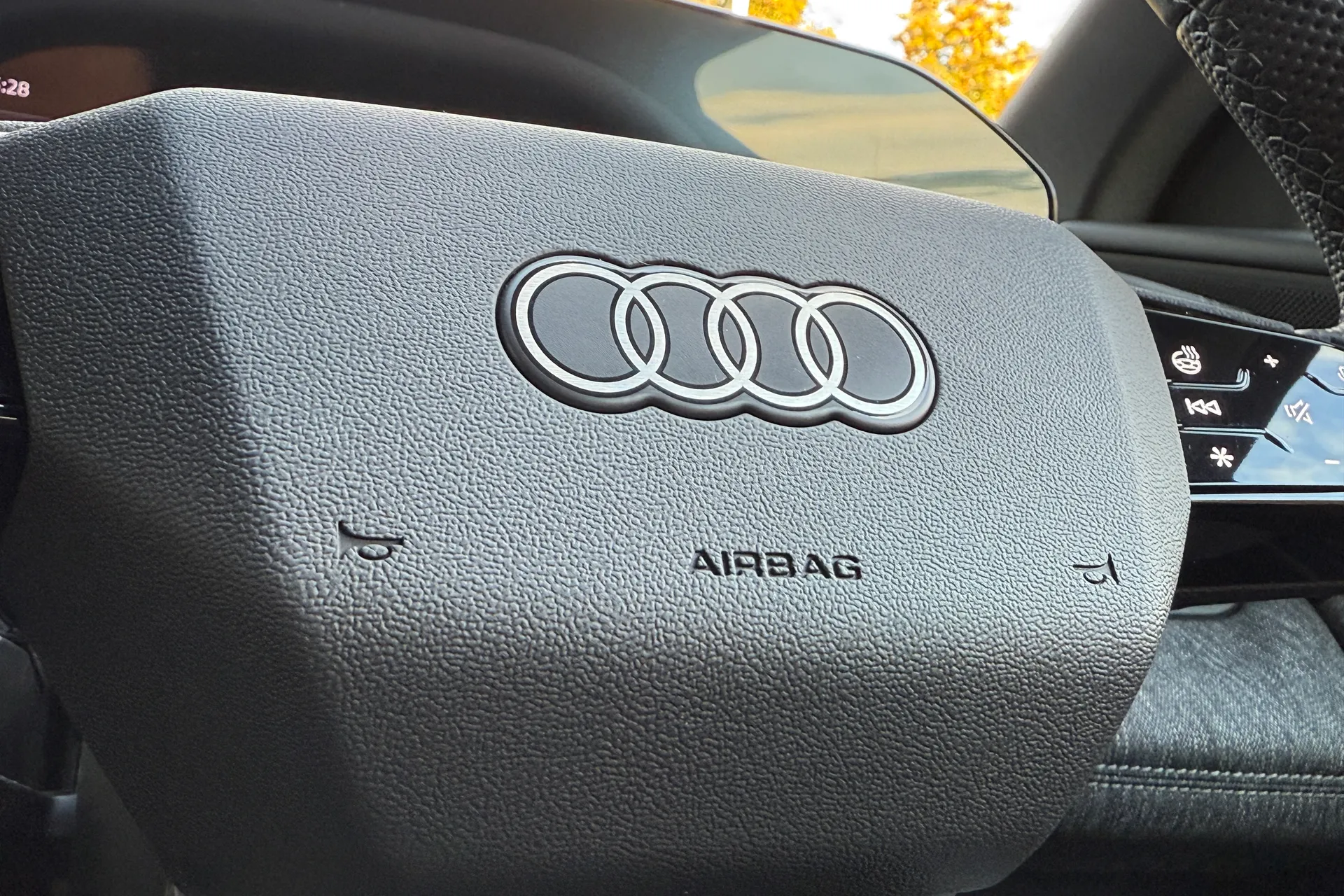 Audi Q6 thumbnail image number 19