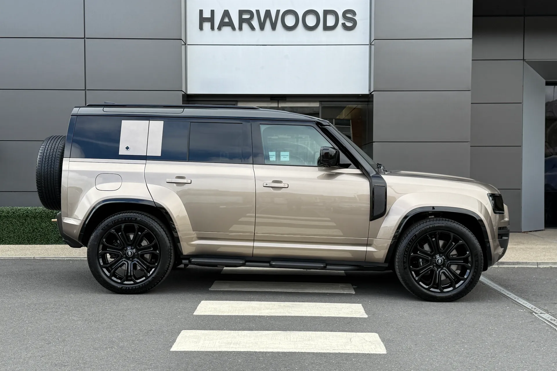 LAND ROVER Defender 110 thumbnail image number 2