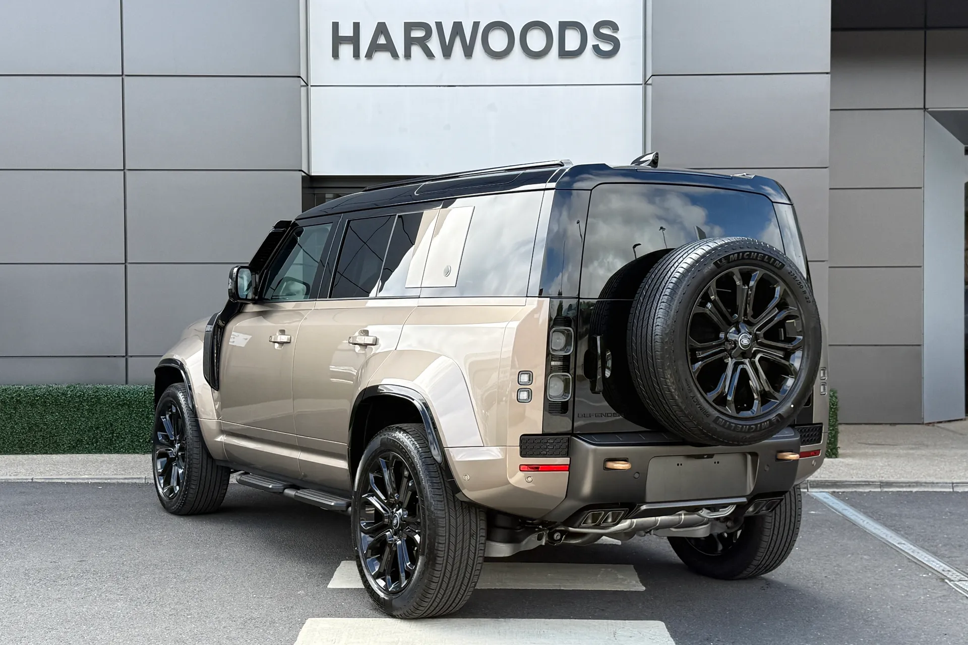 LAND ROVER Defender 110 thumbnail image number 16