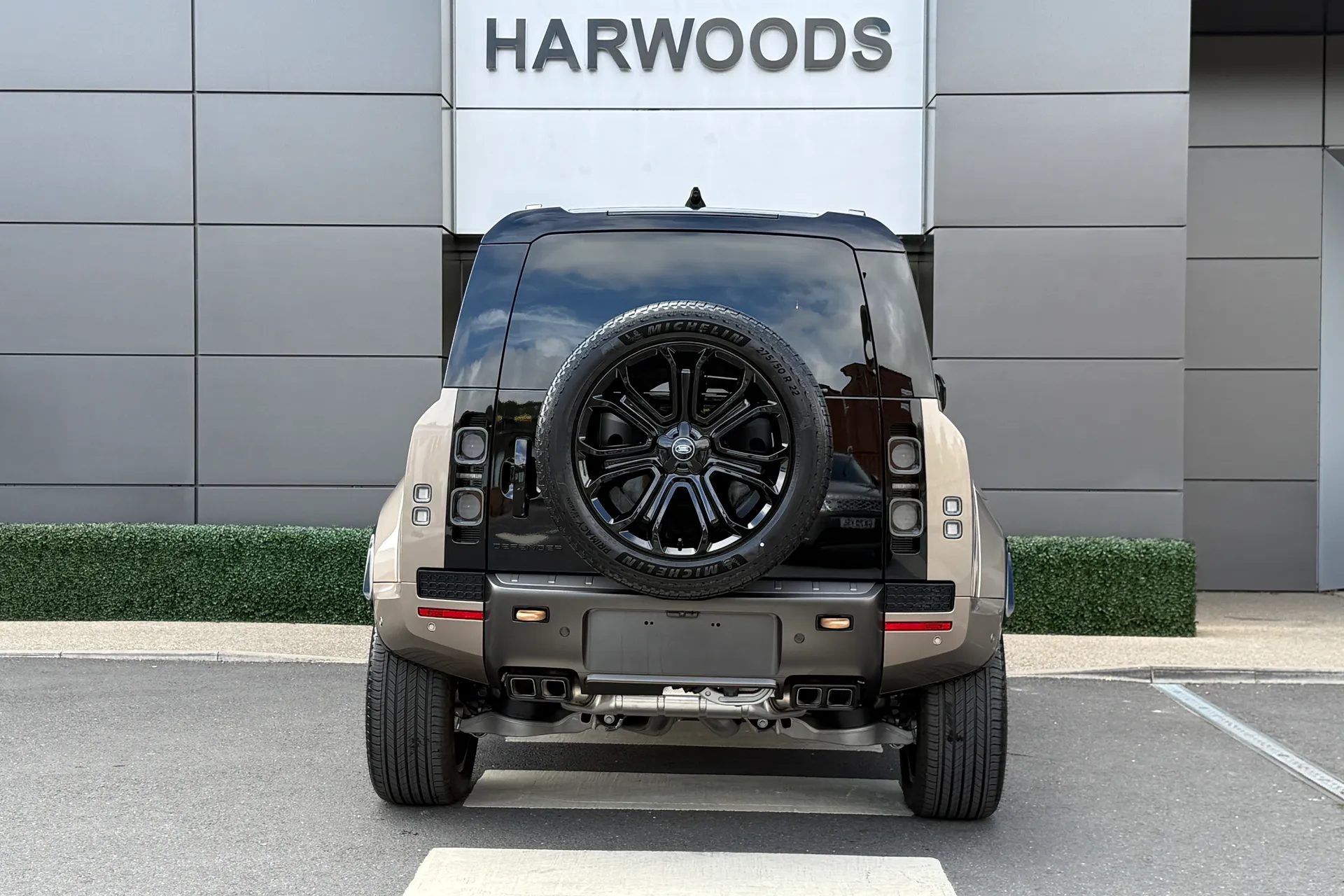LAND ROVER Defender 110 thumbnail image number 15