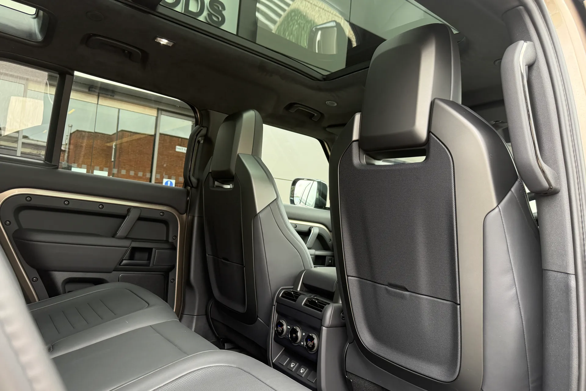 LAND ROVER Defender 110 thumbnail image number 50