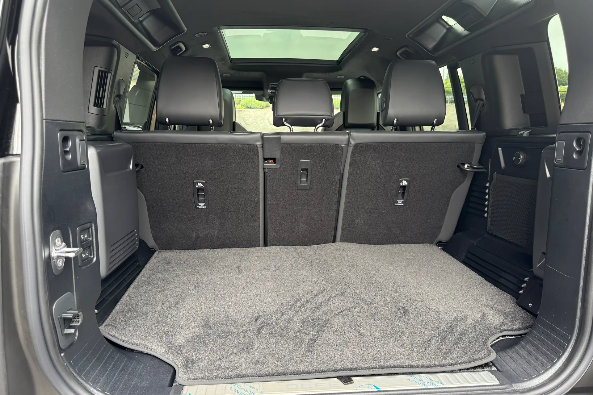 LAND ROVER Defender 110 thumbnail image number 56