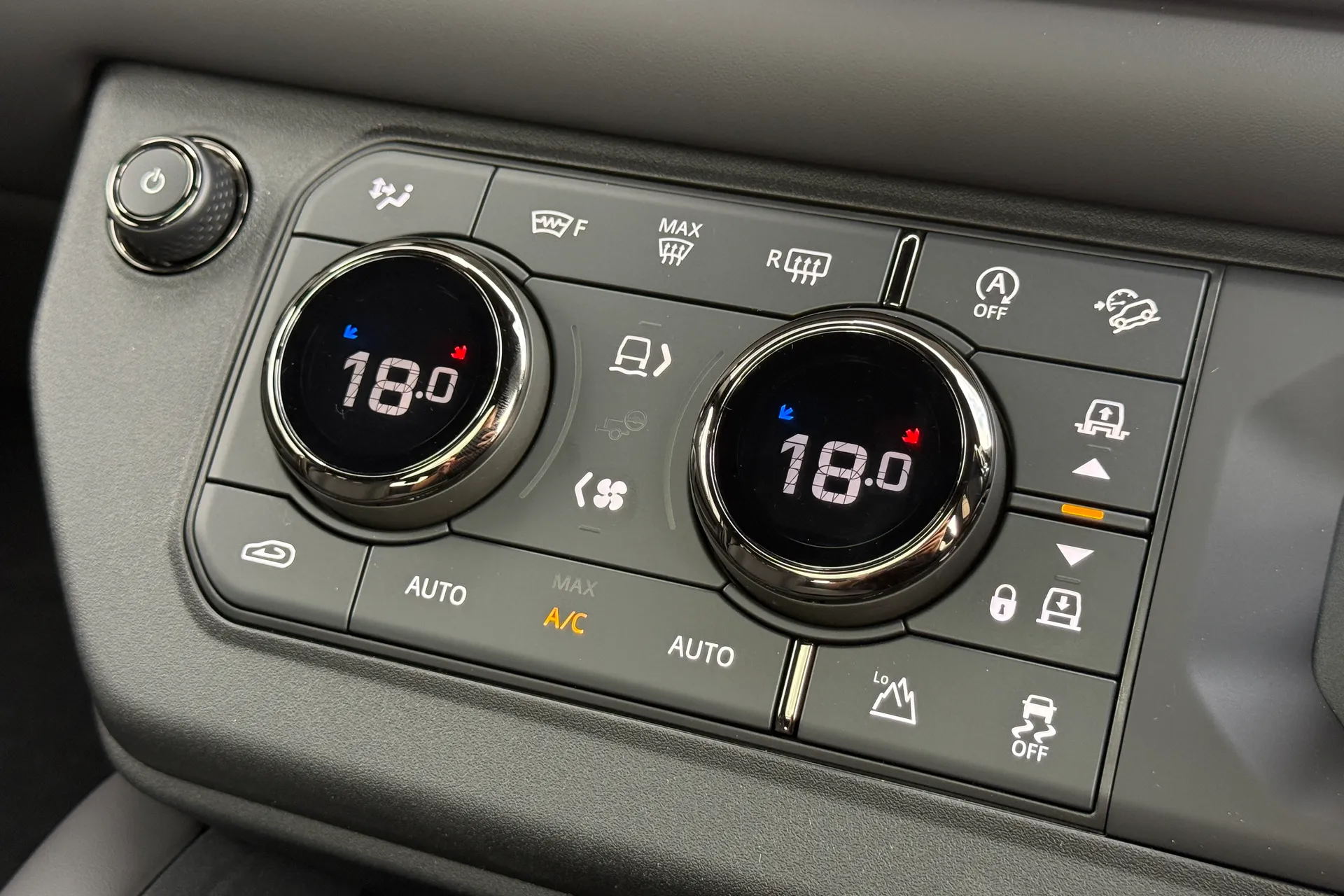 LAND ROVER Defender 110 thumbnail image number 32