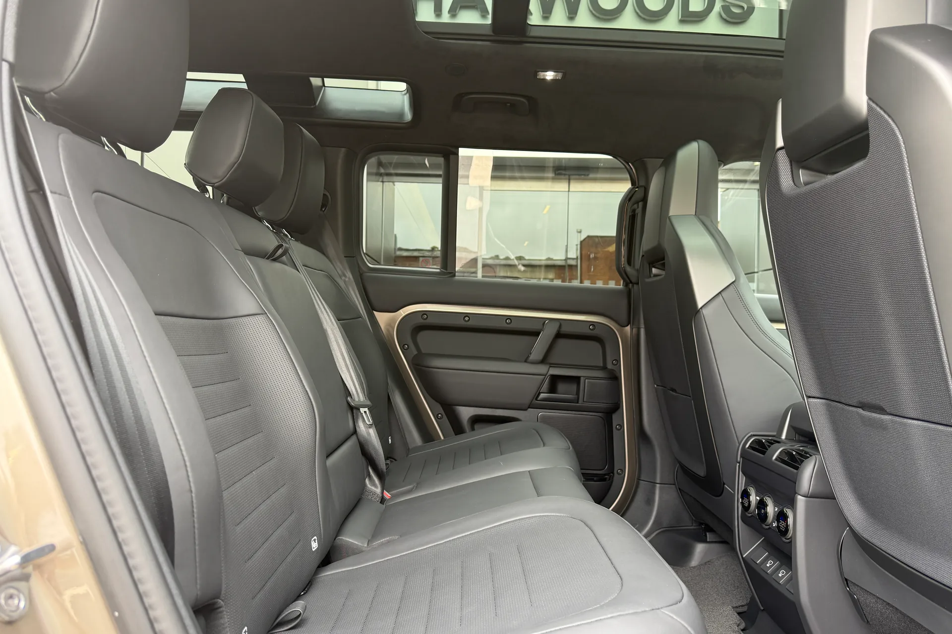 LAND ROVER Defender 110 thumbnail image number 19