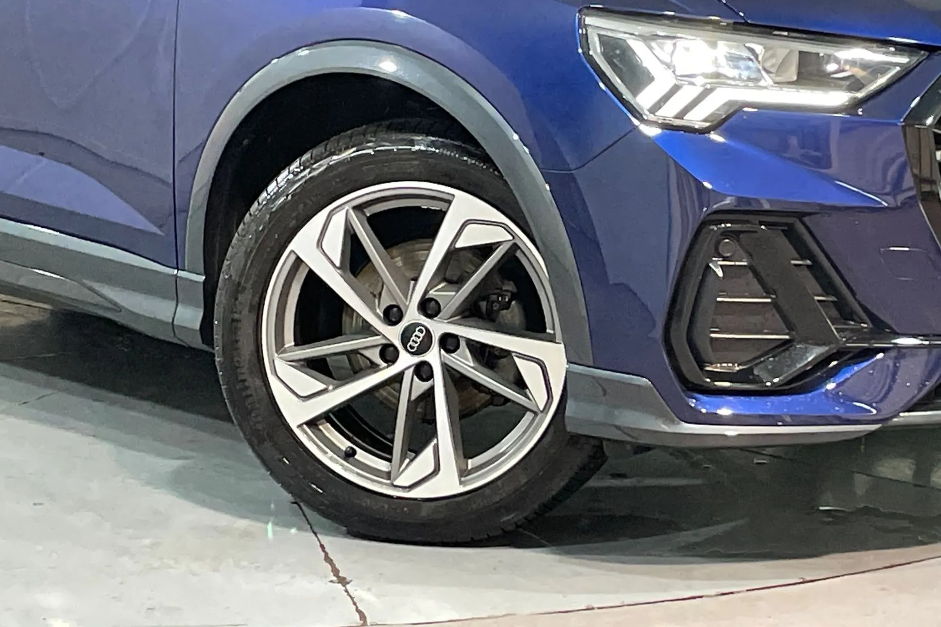 Audi Q3 thumbnail image number 10