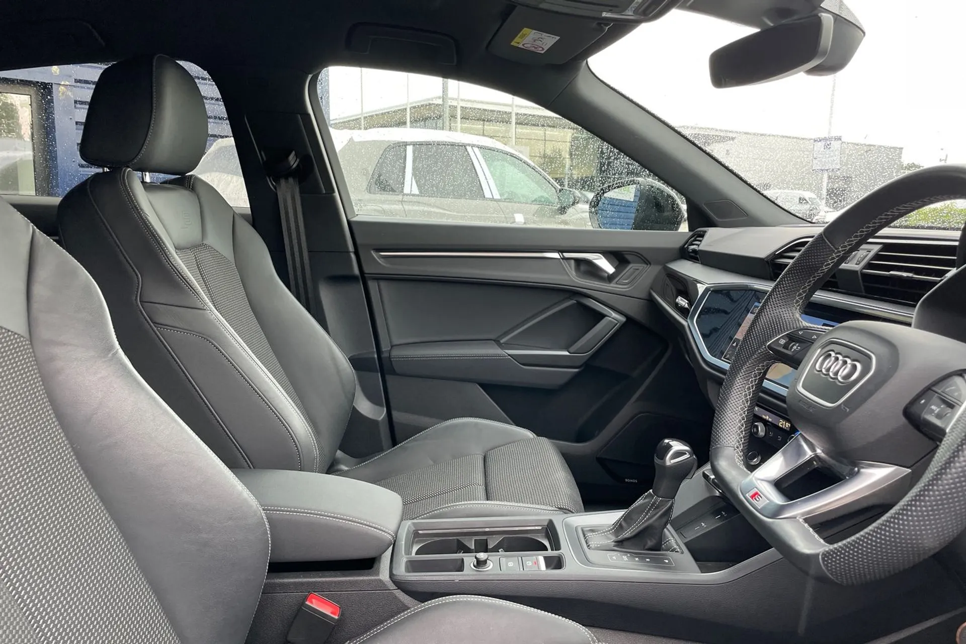 Audi Q3 thumbnail image number 24