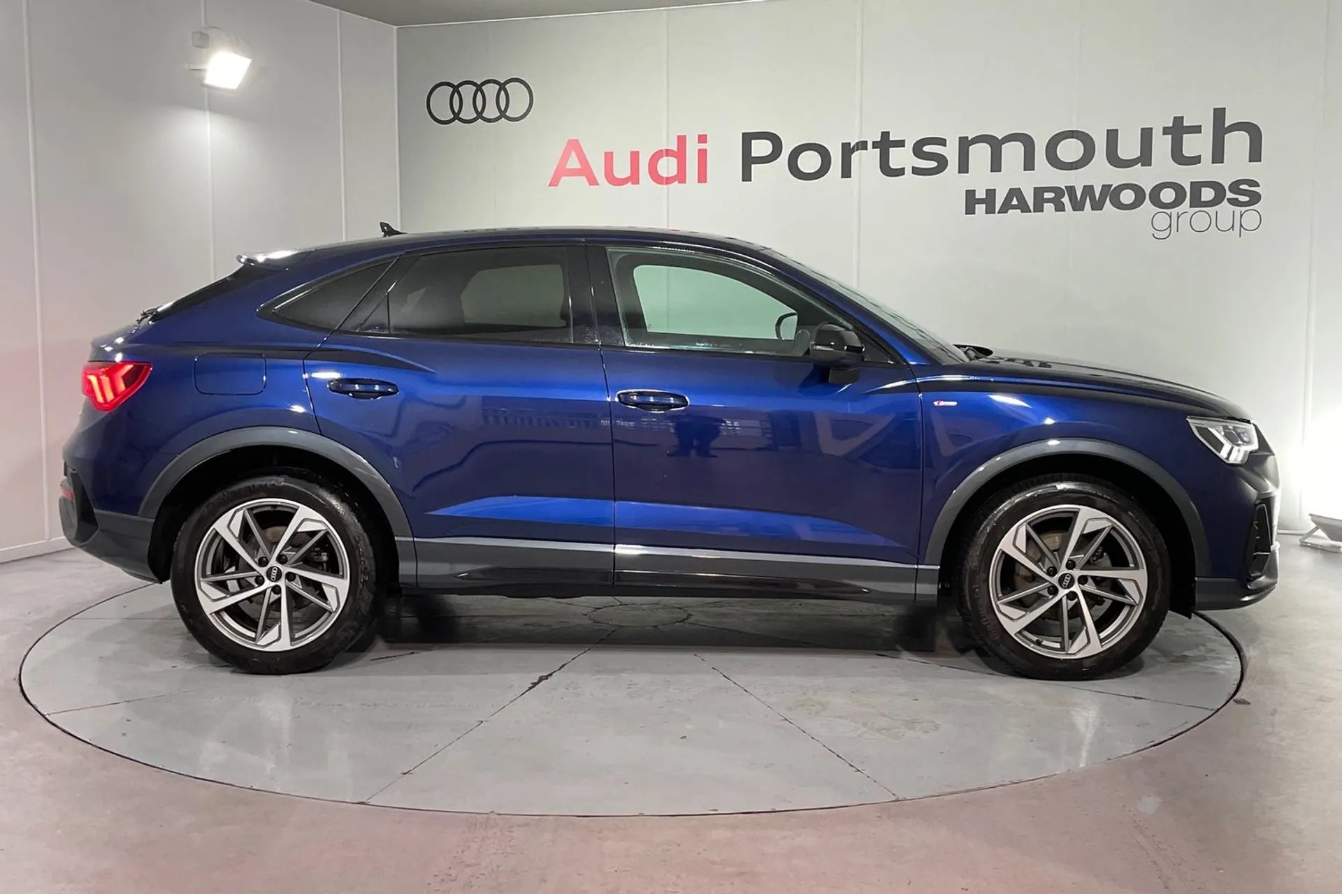 Audi Q3 thumbnail image number 2