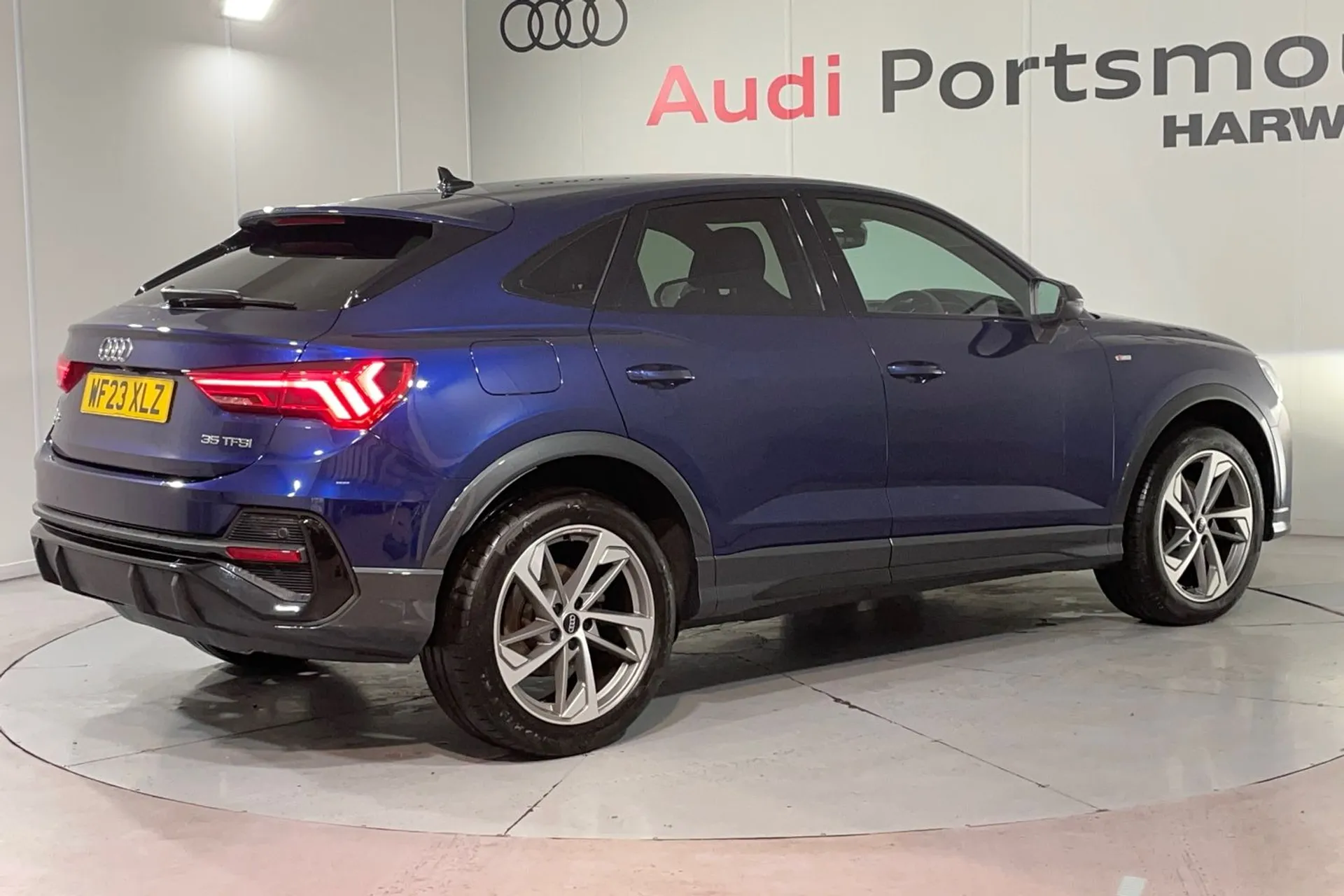 Audi Q3 thumbnail image number 11