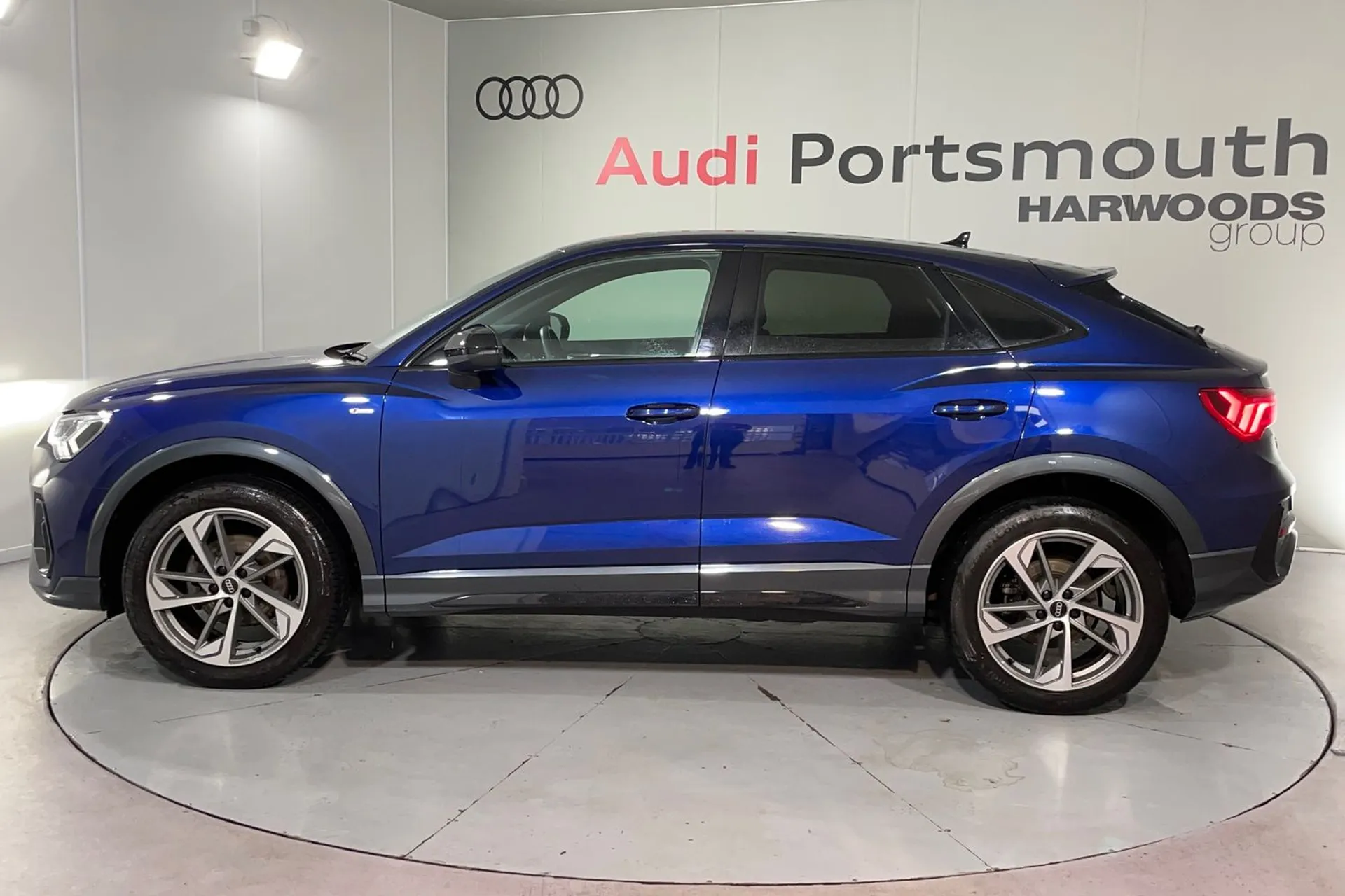 Audi Q3 thumbnail image number 12