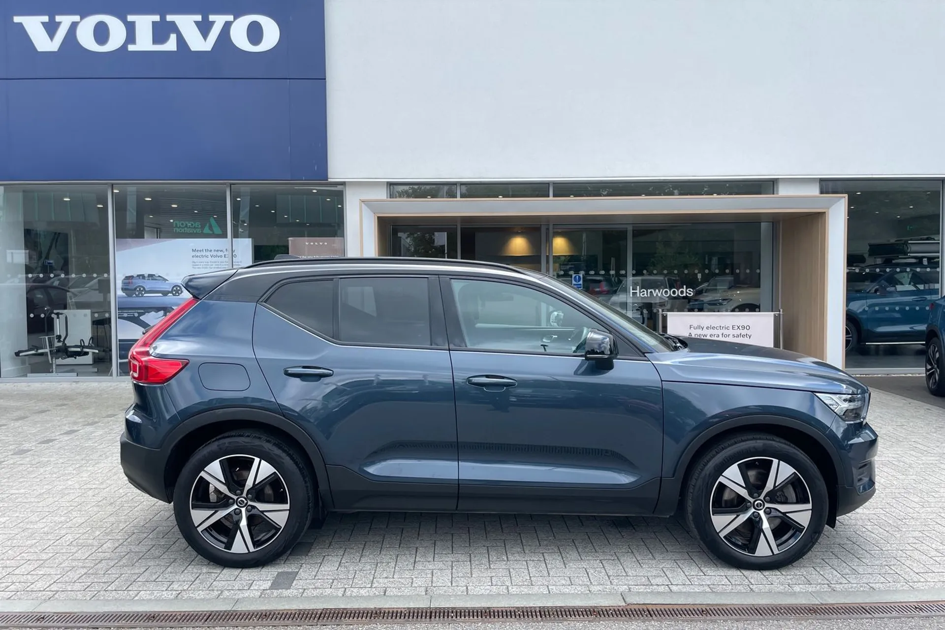 Volvo XC40 thumbnail image number 2