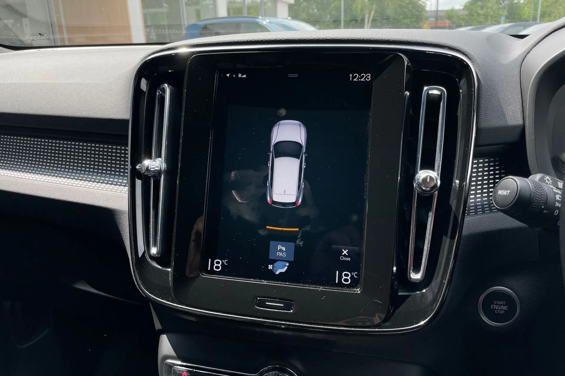 Volvo XC40 thumbnail image number 4