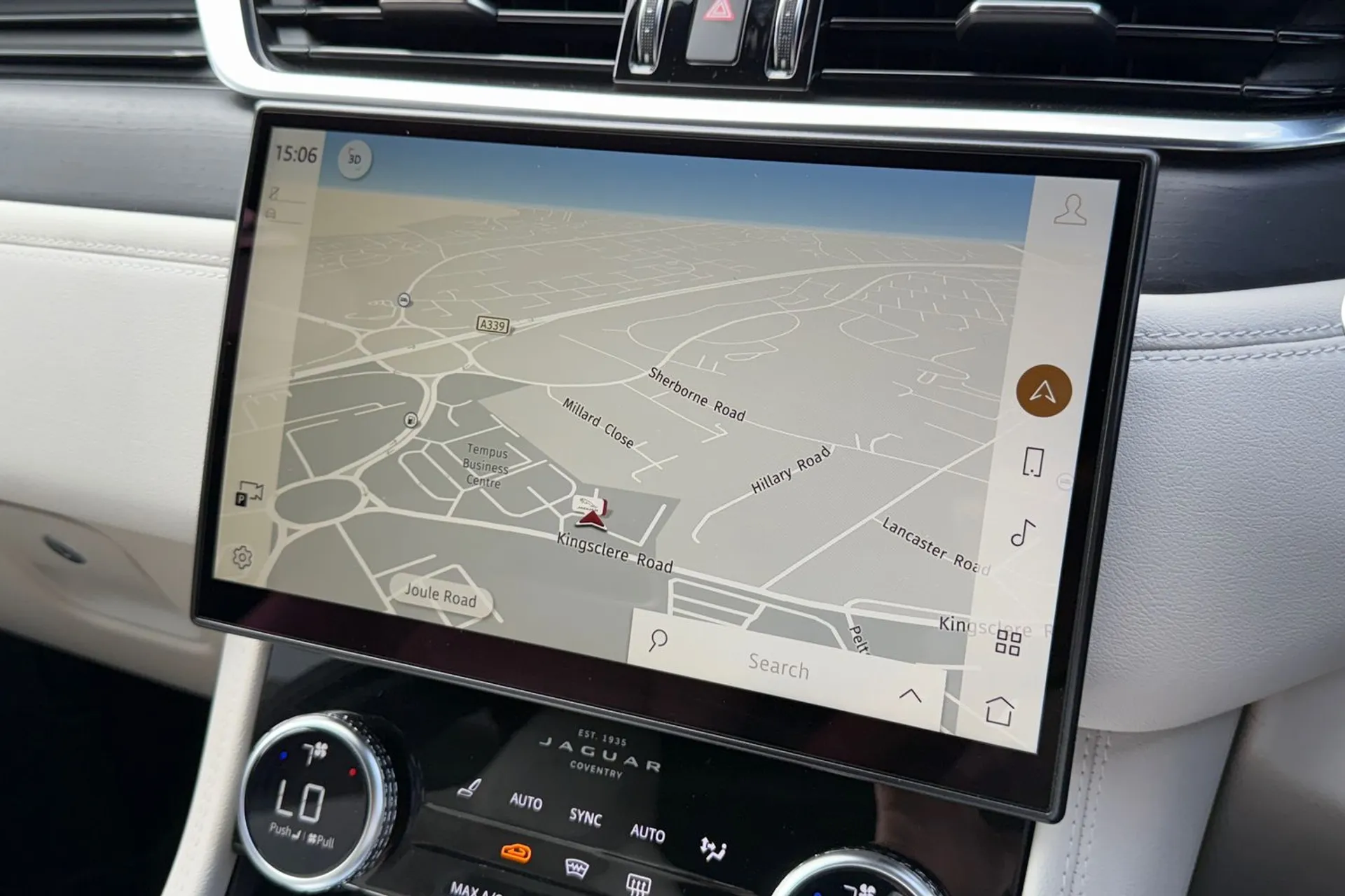 Jaguar F-PACE thumbnail image number 31
