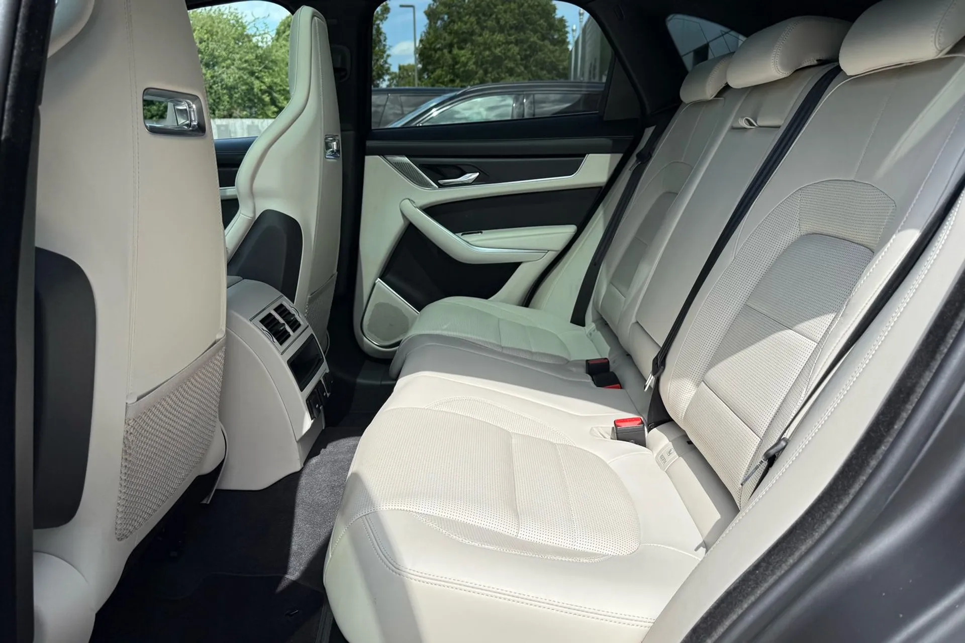 Jaguar F-PACE thumbnail image number 52