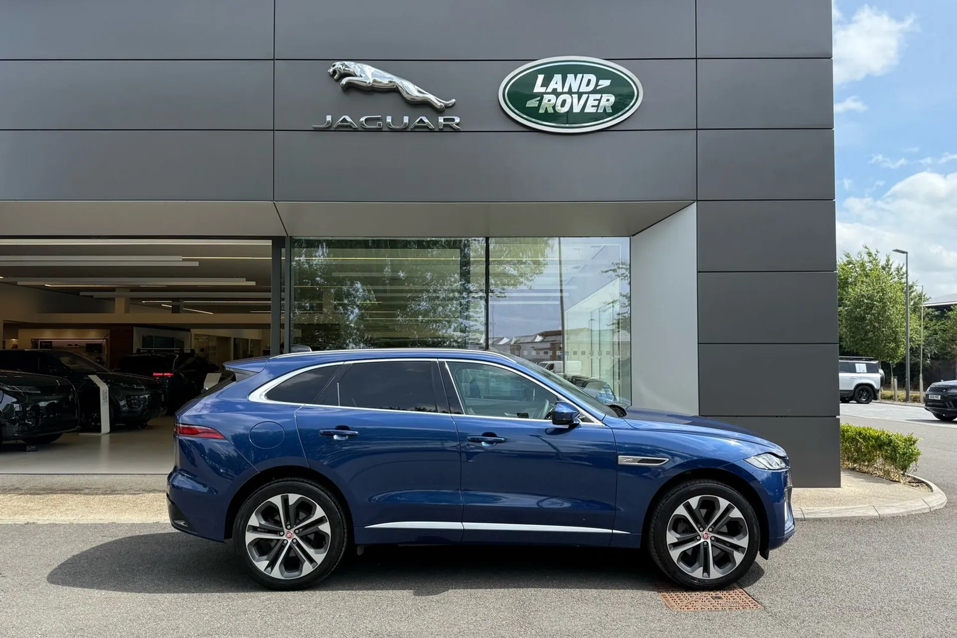 Jaguar F-PACE thumbnail image number 2