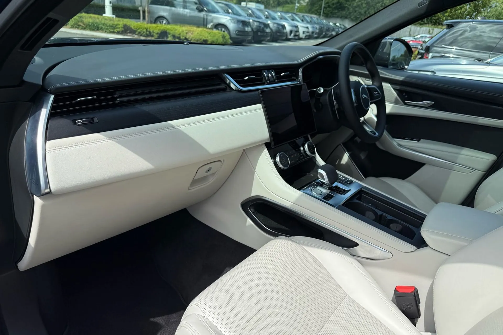 Jaguar F-PACE thumbnail image number 51