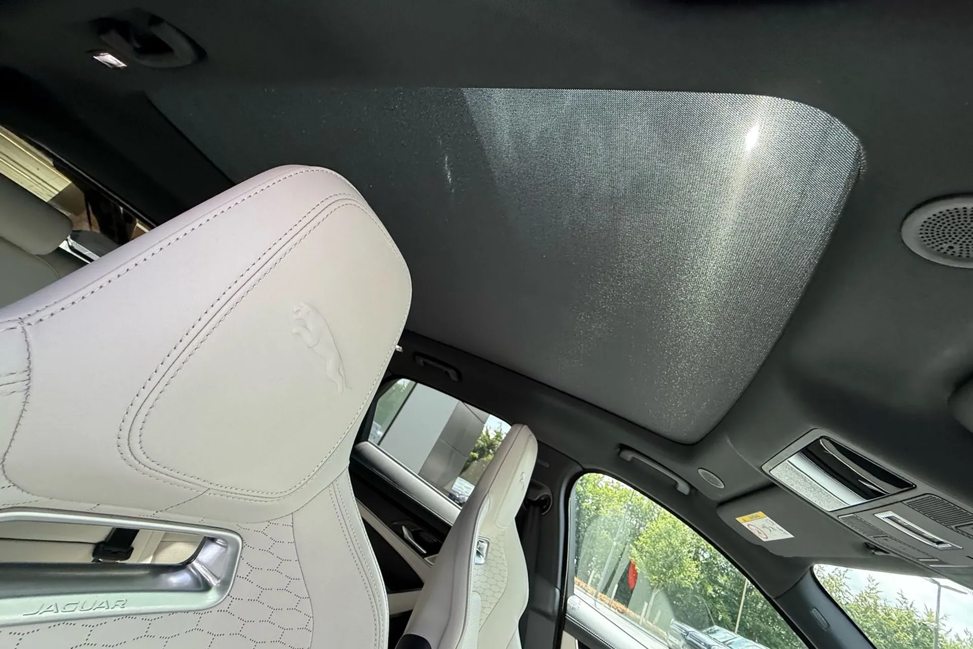 Jaguar F-PACE thumbnail image number 38