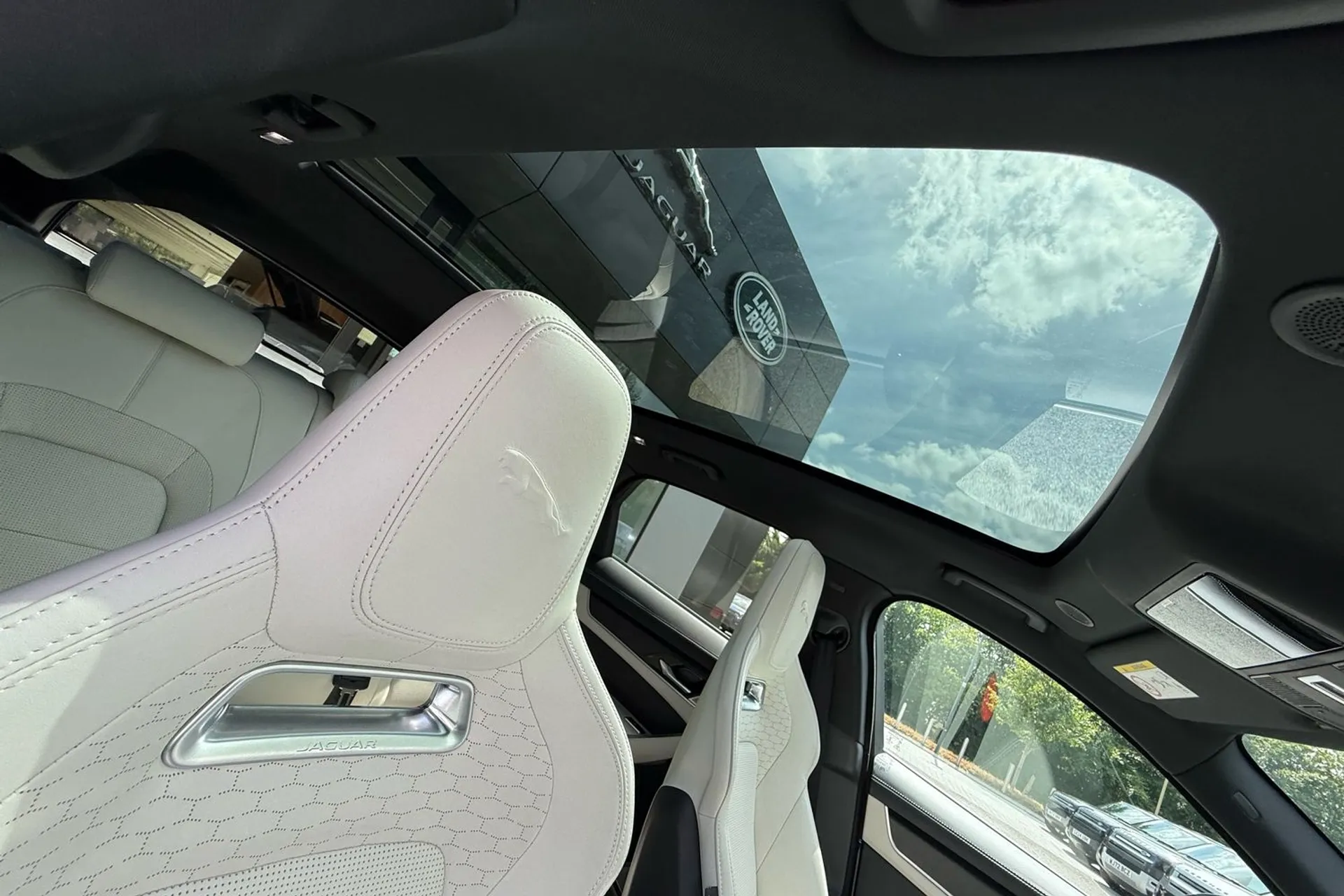 Jaguar F-PACE thumbnail image number 37