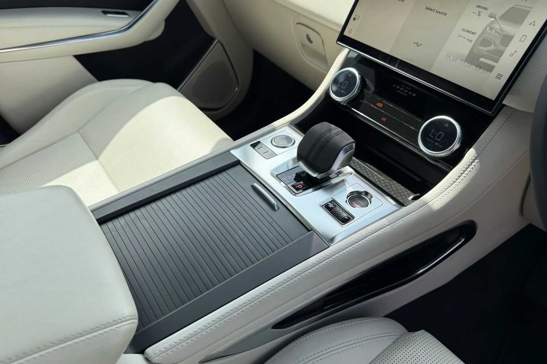 Jaguar F-PACE thumbnail image number 19