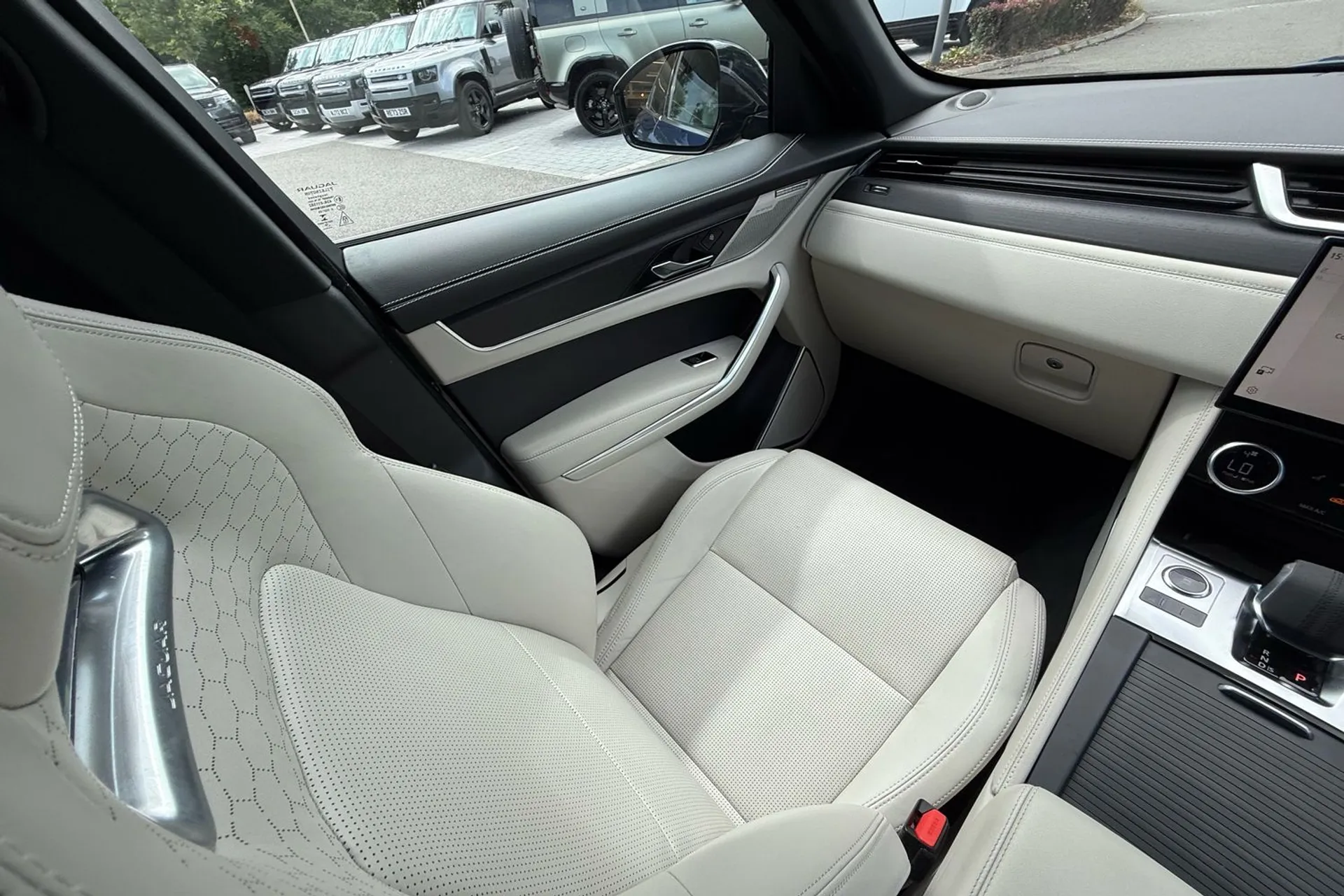 Jaguar F-PACE thumbnail image number 13