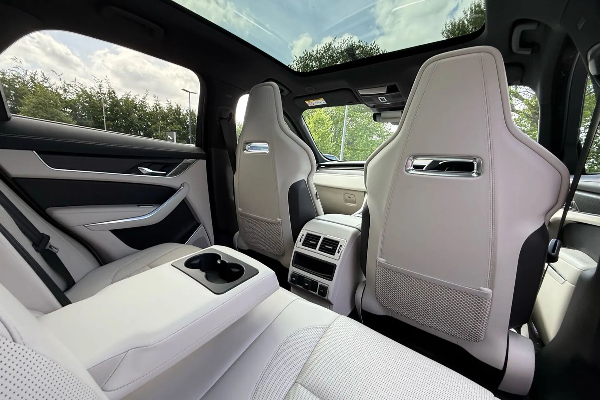 Jaguar F-PACE thumbnail image number 45