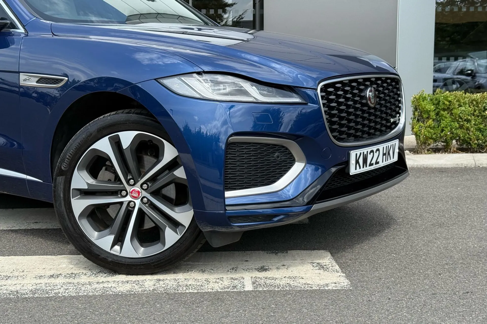 Jaguar F-PACE thumbnail image number 32