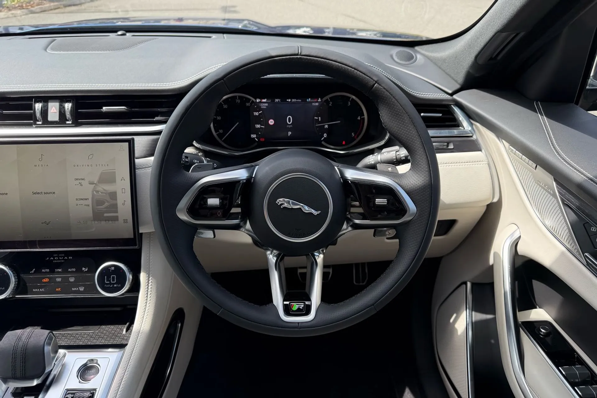 Jaguar F-PACE thumbnail image number 12