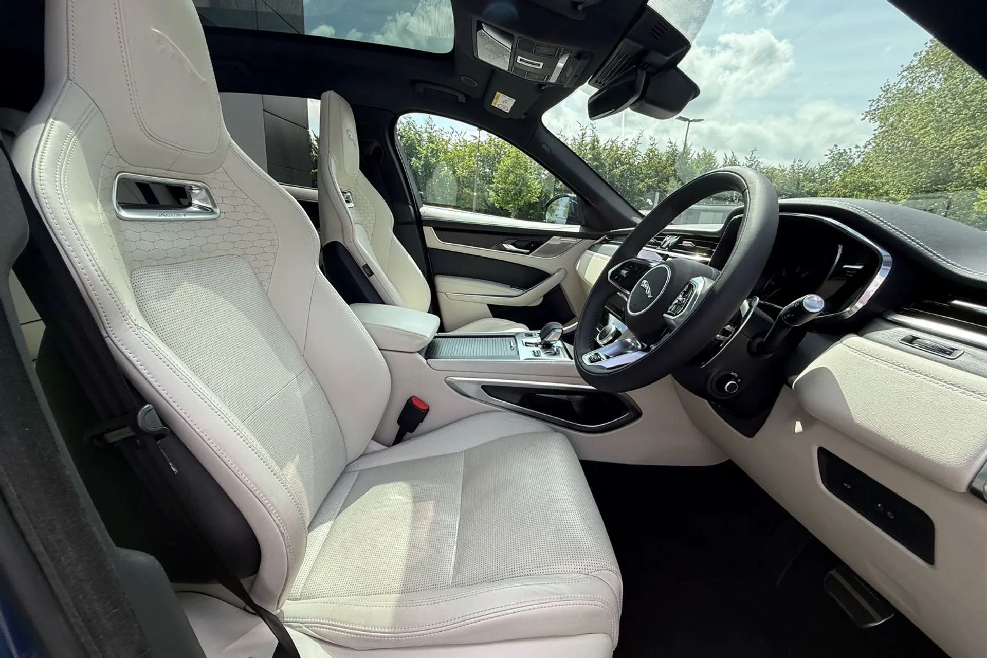 Jaguar F-PACE thumbnail image number 9