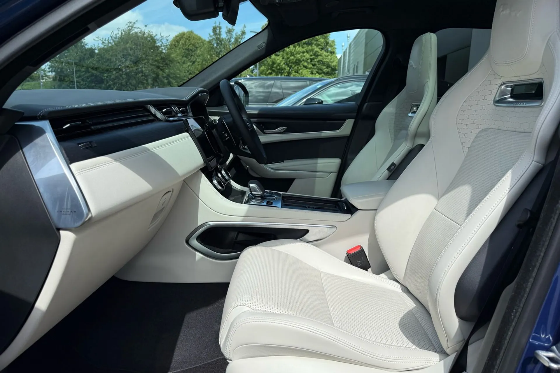 Jaguar F-PACE thumbnail image number 10